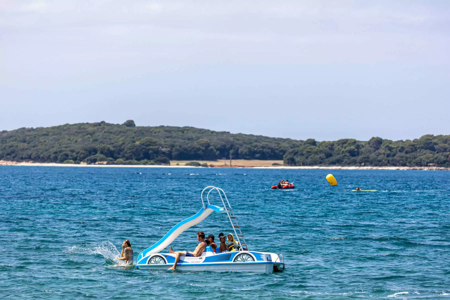 famiglia in pedalò nel mare adriatico