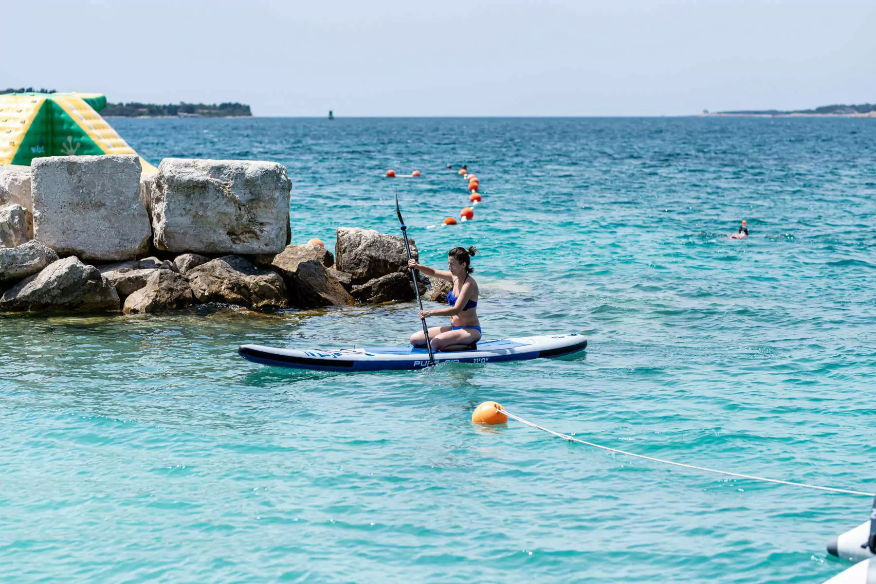 ragazza su stand up paddle in riva al bivillage in Istria