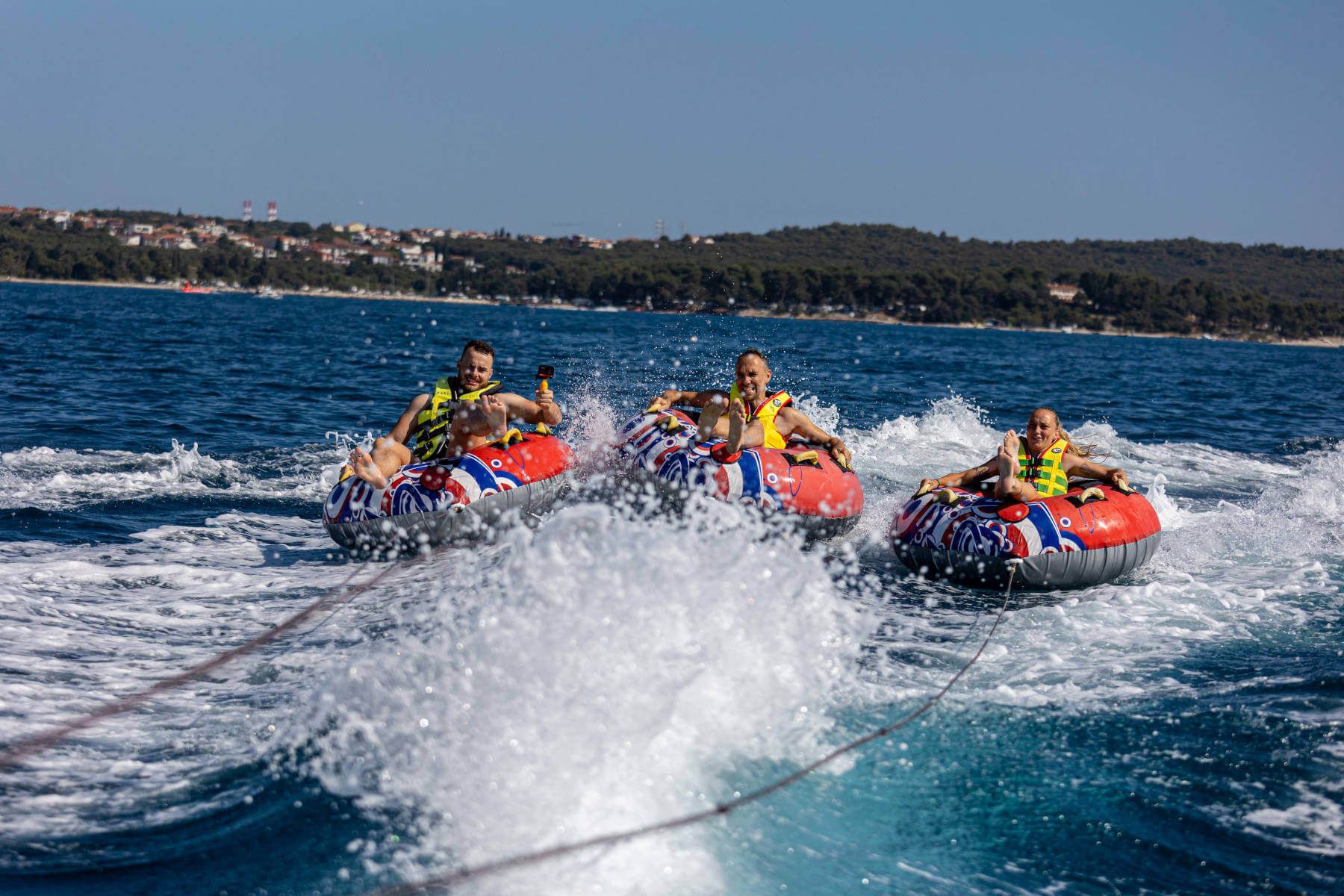 gonfiabili trainati da barca sul mare adriatico