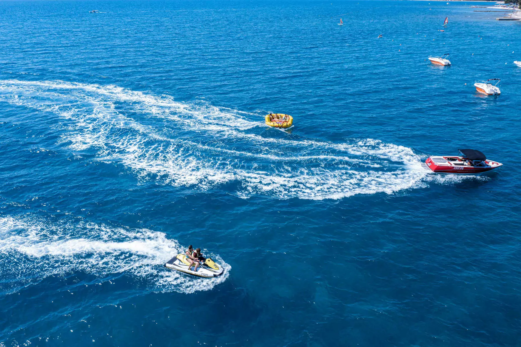 moto d'acqua e motoscafo con gommone sul mare adriatico presso il bivillage