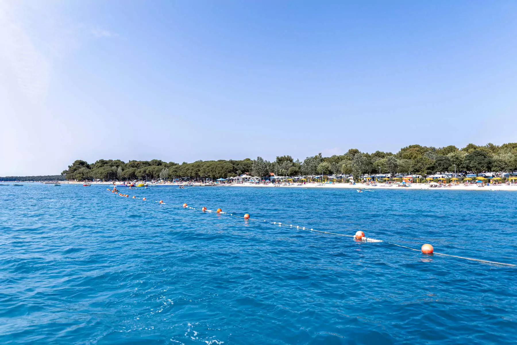 vista della spiaggia di fazana dal mare adriatico