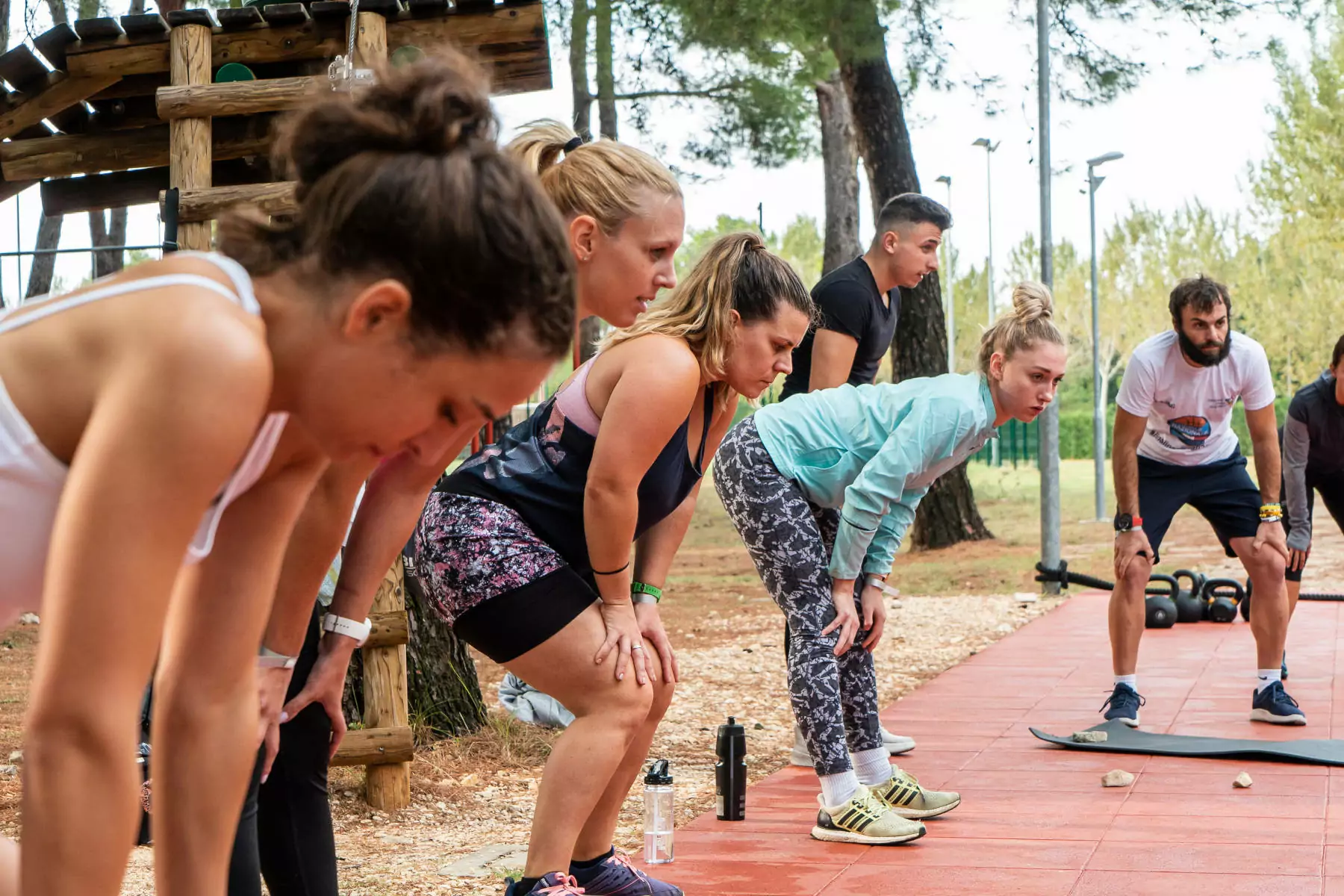 ragazzi durante attività aerobica di gruppo all'aperto nel villaggio vacanze bivillage