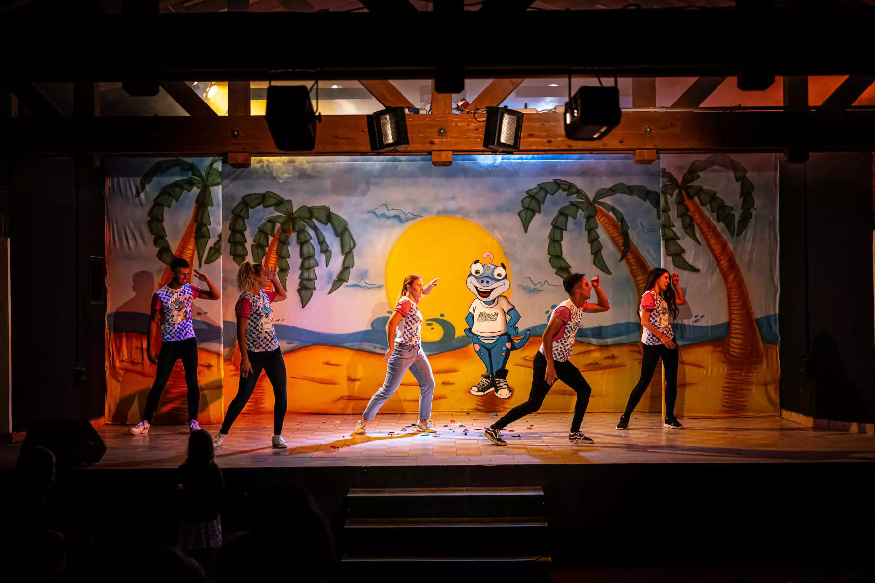 teatro bivillage croazia intrattenimento serale nel teatro del centro vacanze ad opera del gruppo di animazione