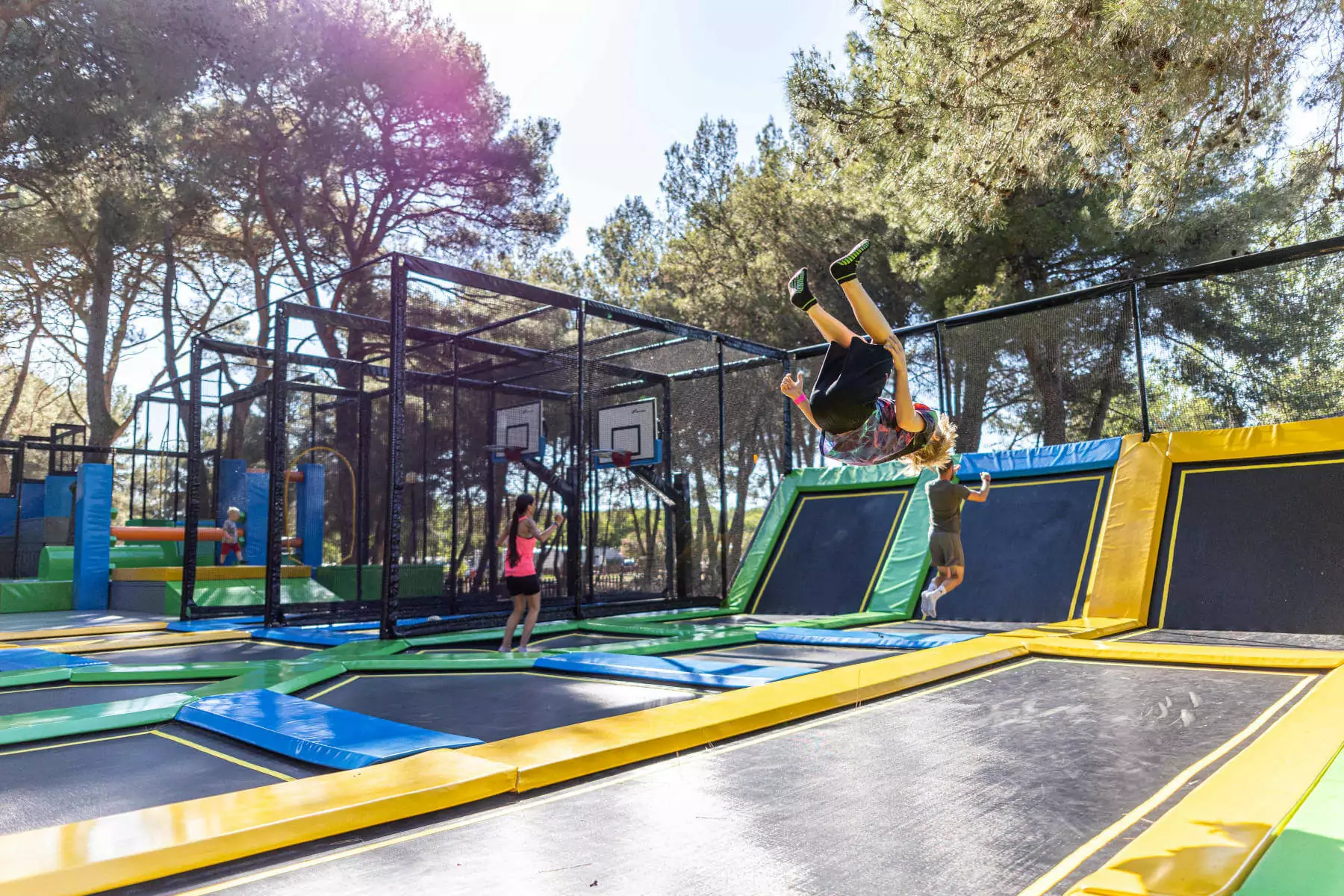 bambino che fa salto mortale su trampolino della jangalooz area