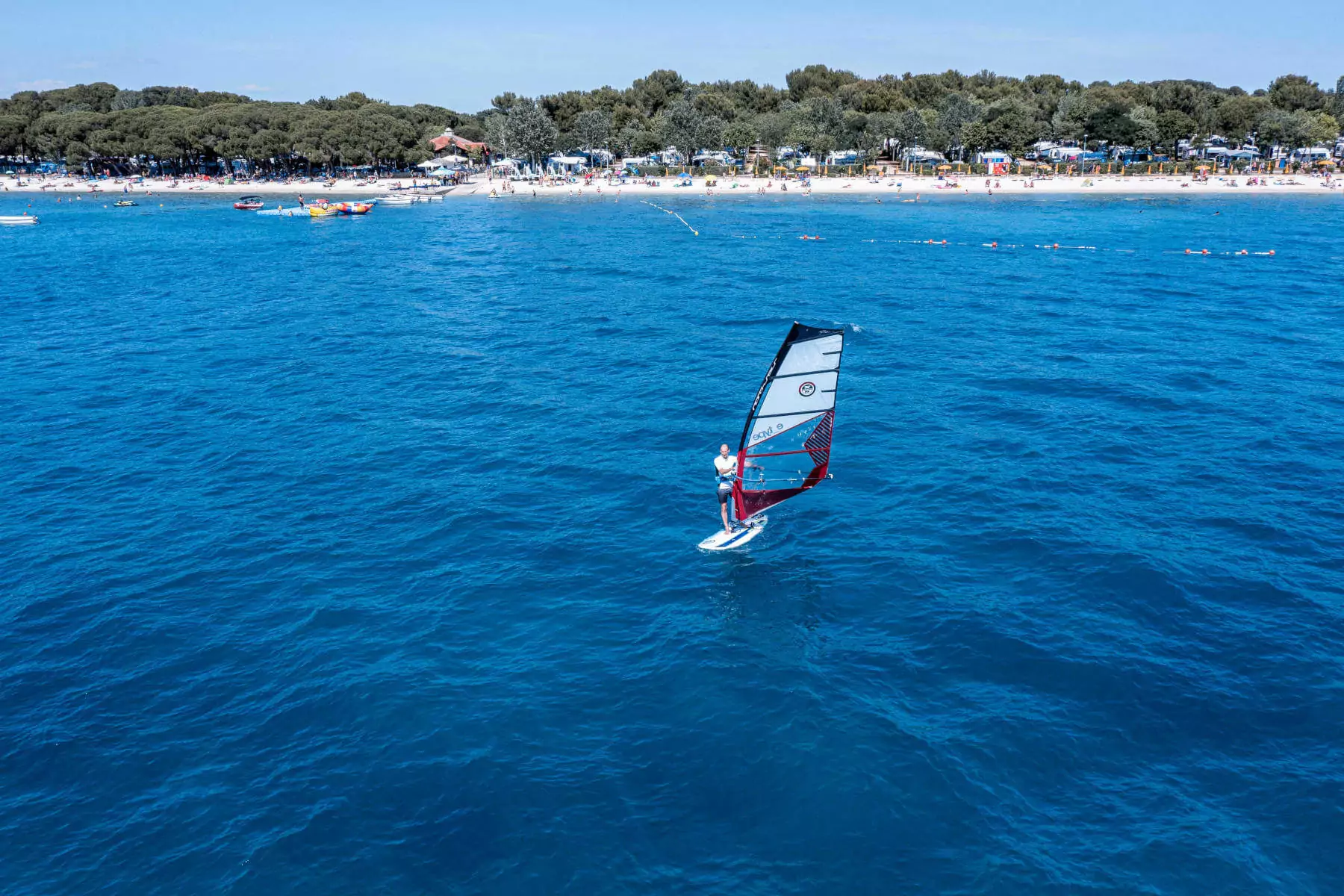 windsurf al largo del mare adriatico in croazia presso il bivillage