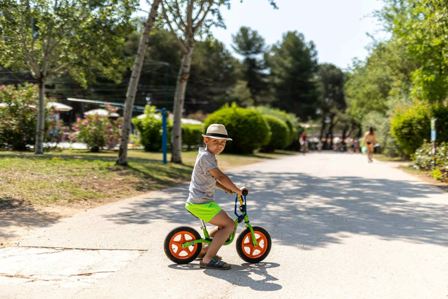 Bambino con bicicletta nel viaggio del villaggio vacanze