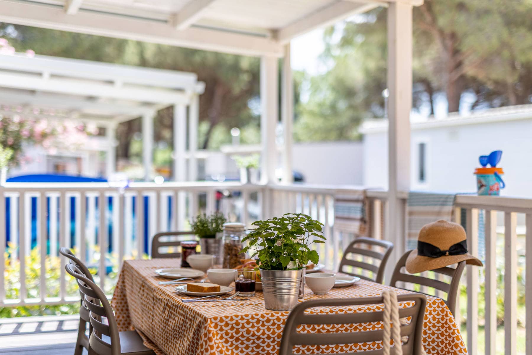 tavola preparata per la colazione in veranda della mobile home