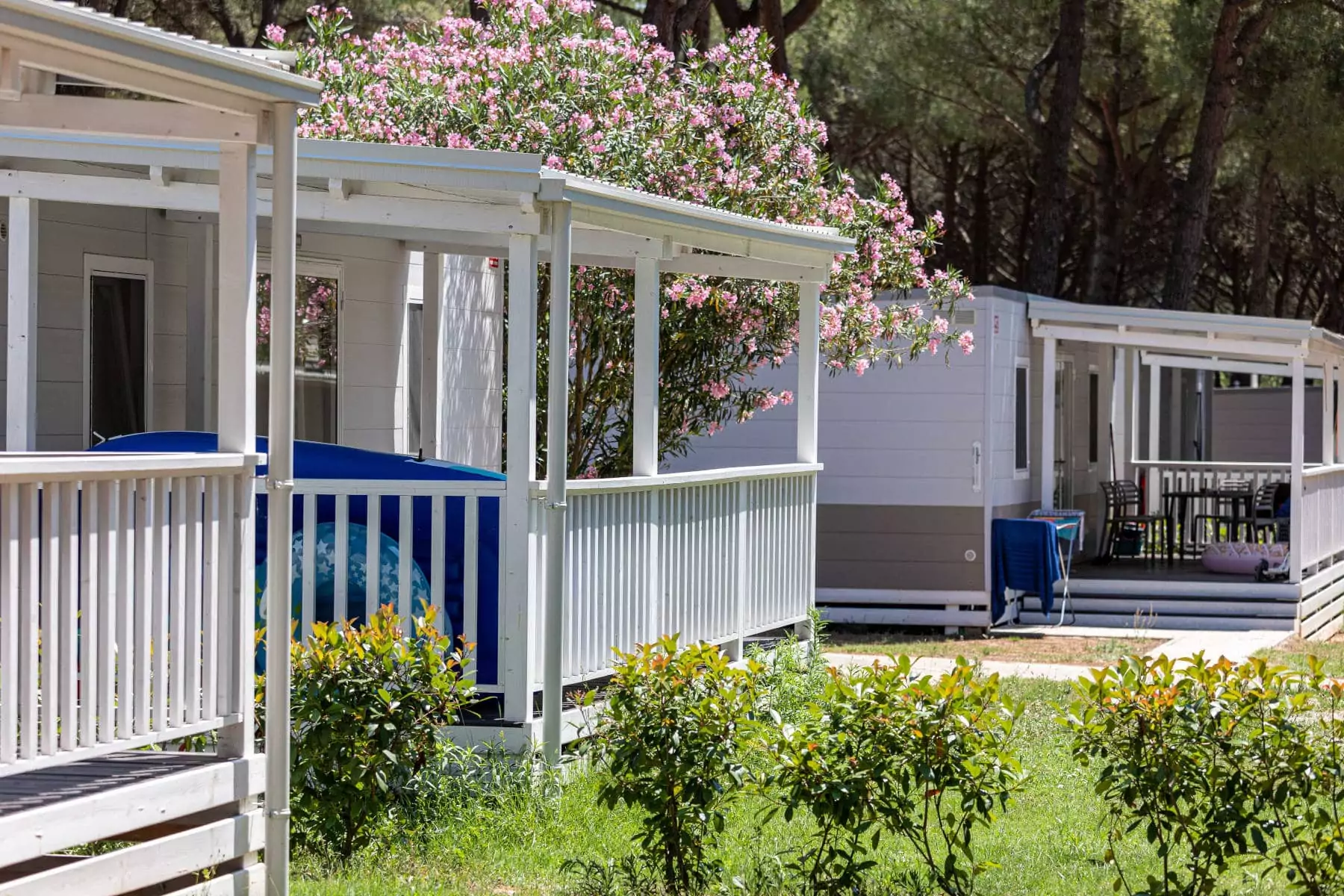 vista su verande delle mobile home al campeggio bivillage in istria