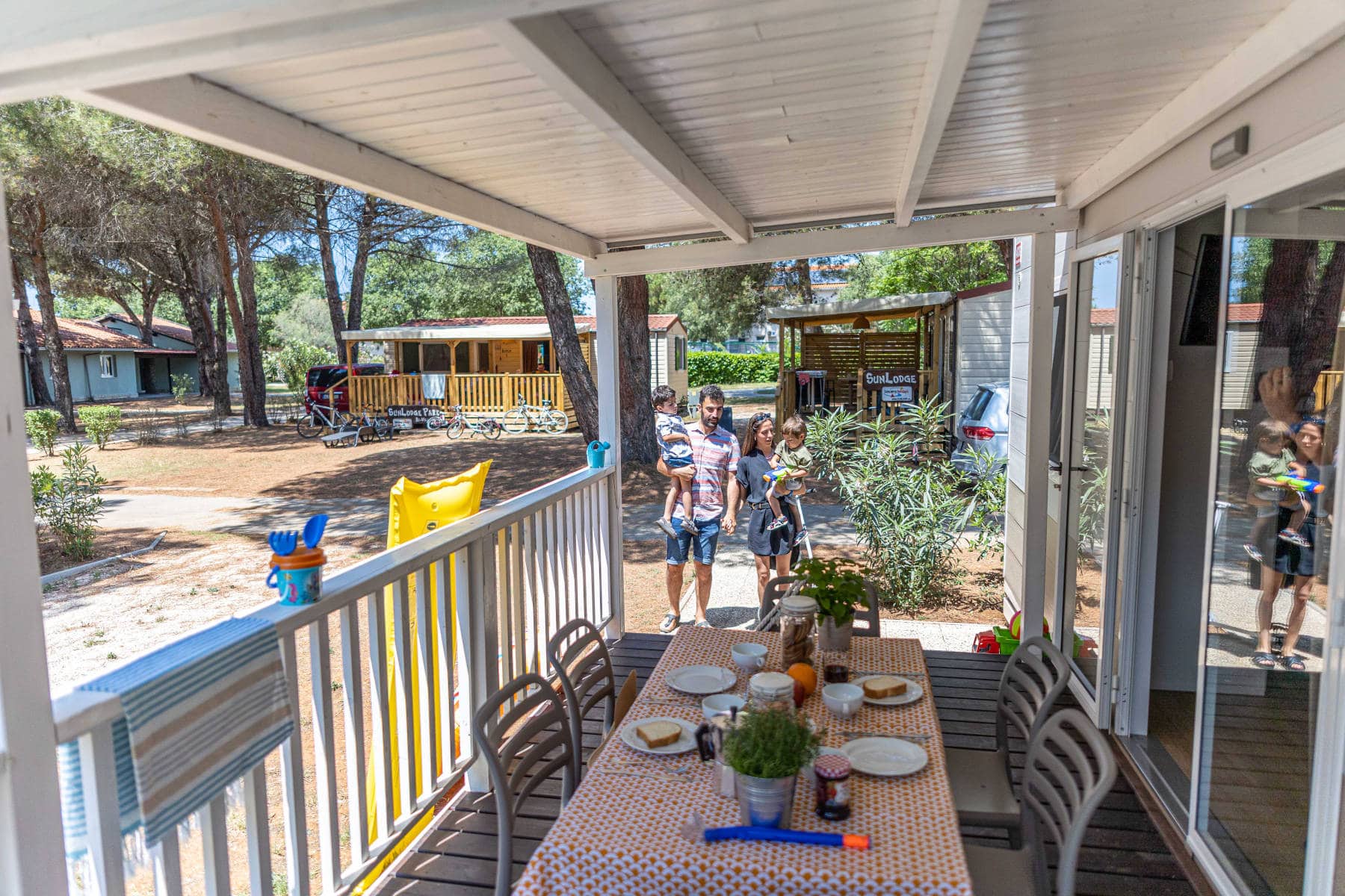 coppia con bambini che sta per salire in veranda per fare colazione