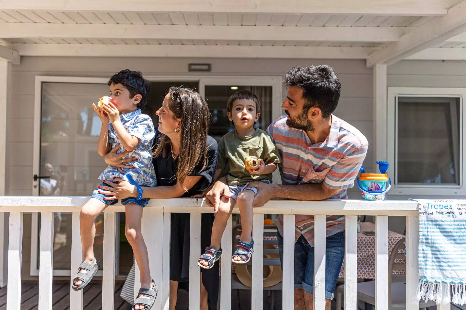 famiglia con due bambini in veranda della mobile home