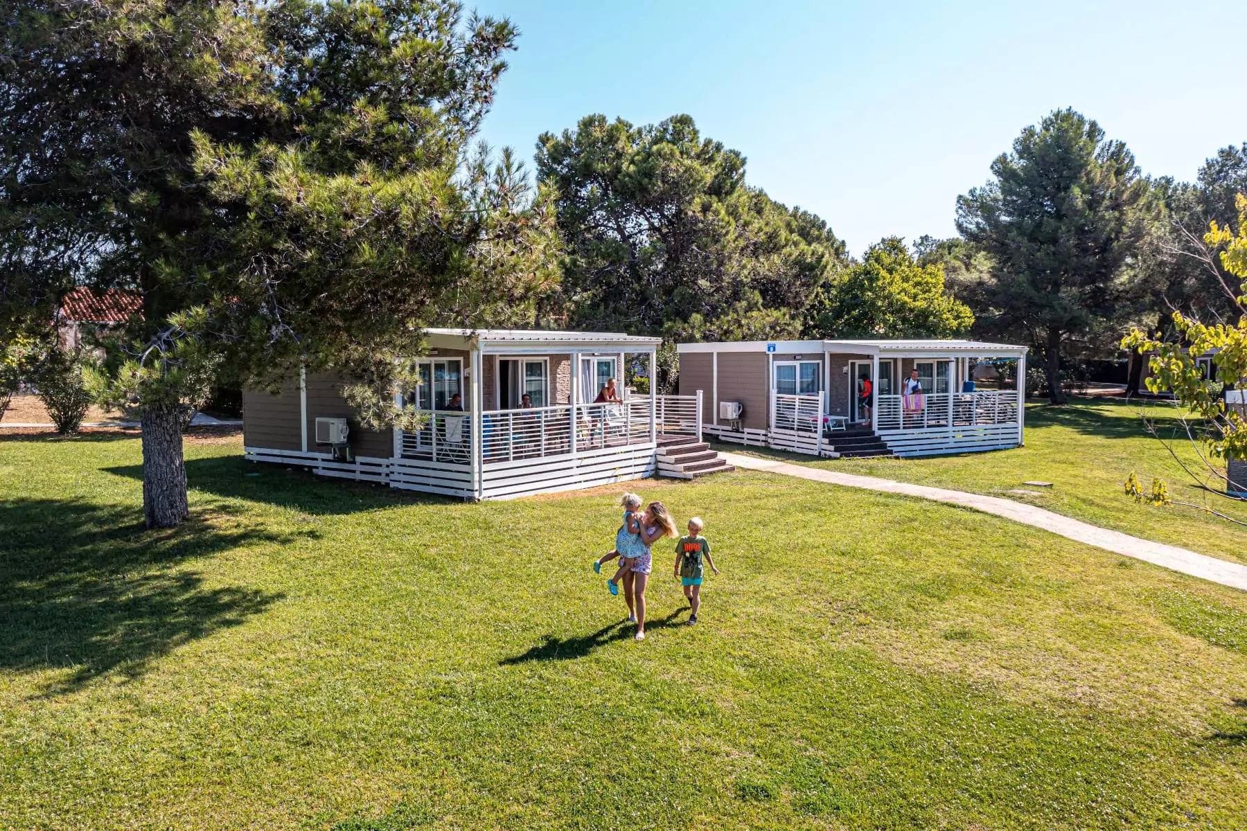 vista su mamma e bambini sul giardino delle due mobile home