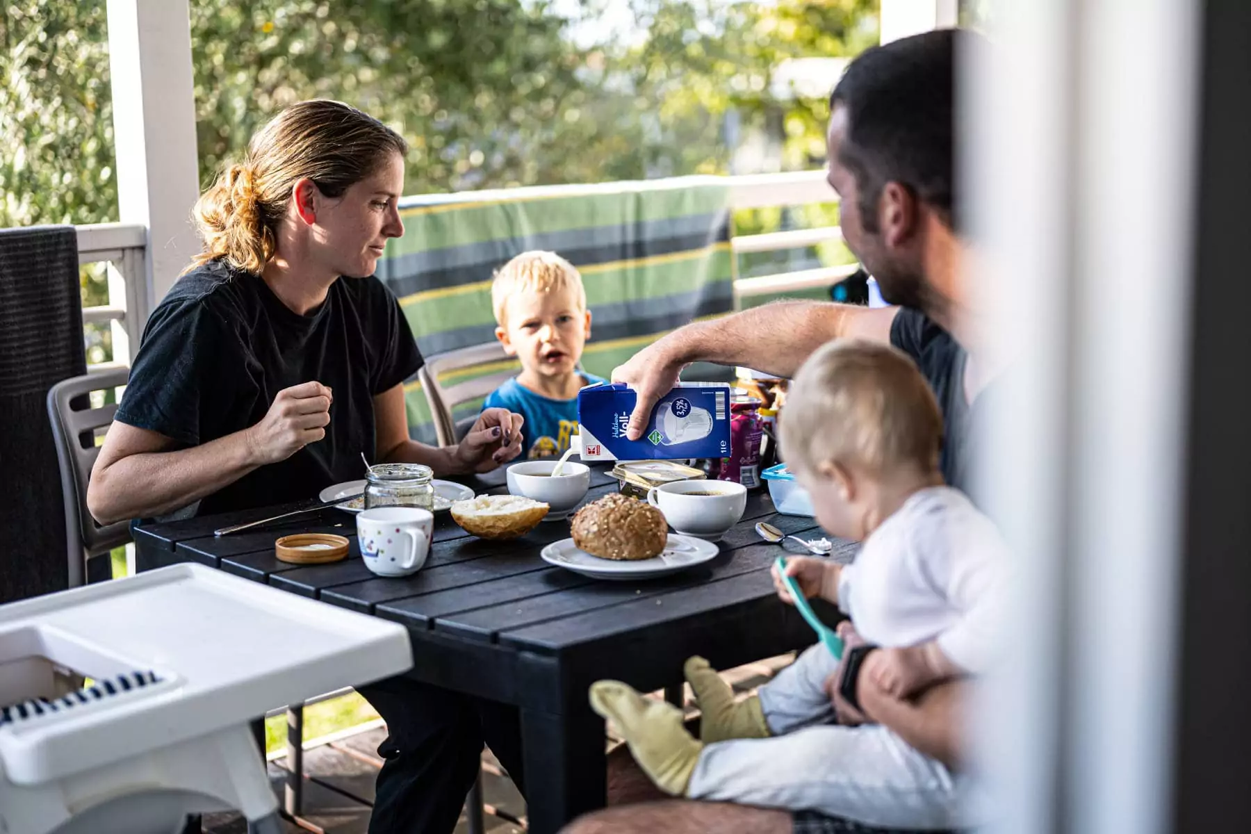 famiglia che fa colazione in veranda nel villaggio vacanze