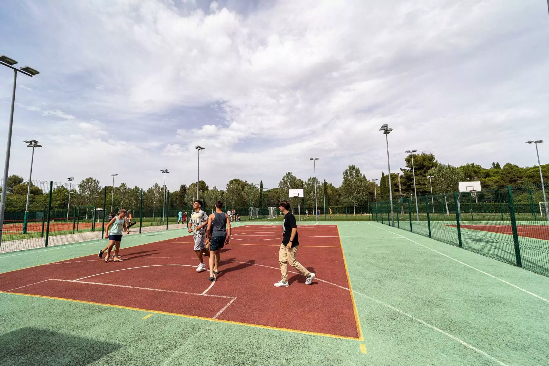 Campi da basket BiVillage ragazzi che giocano a basket al camping resort BiVillage