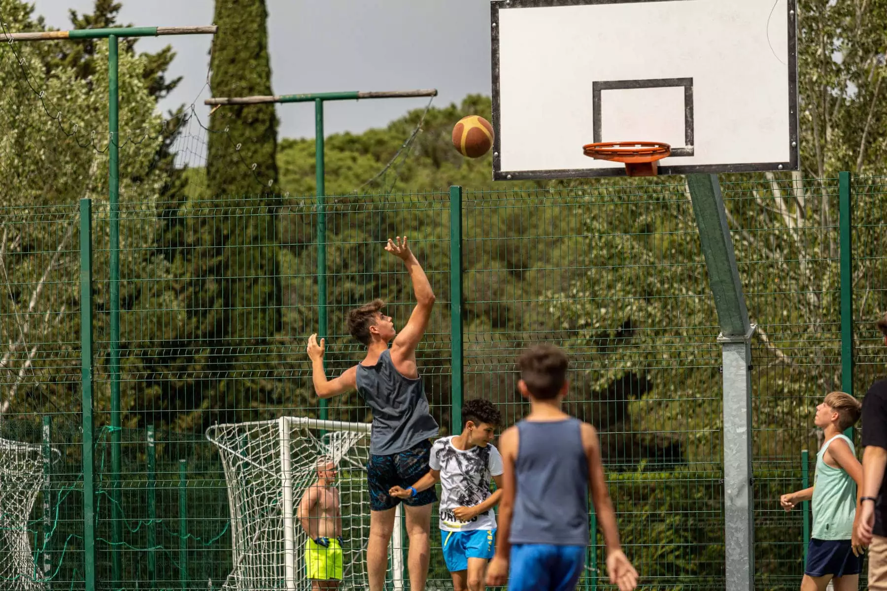 campi basket al bivillage in croazia ragazzi sotto canestro al BiVillage