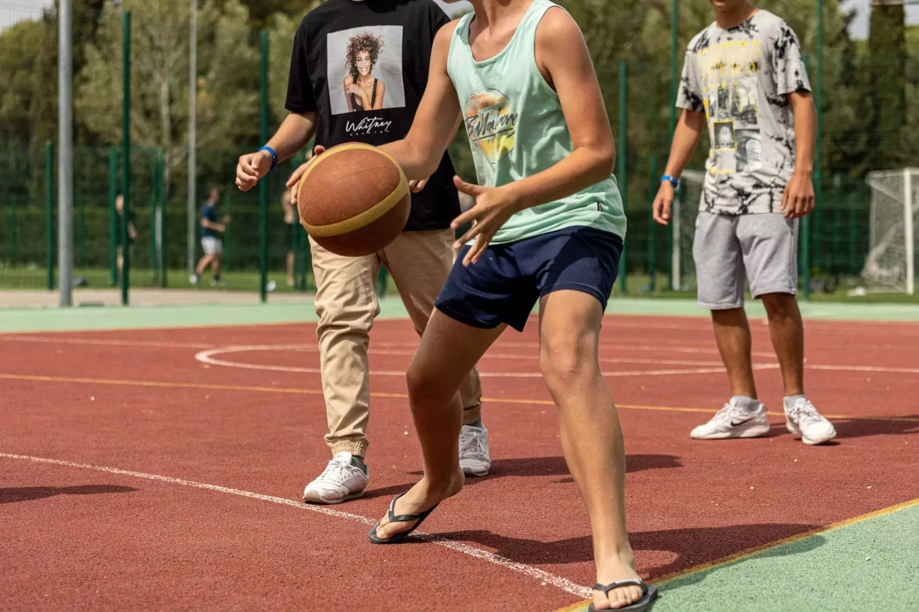 campi basket bivillage in Croazia ragazzi che giocano a basket