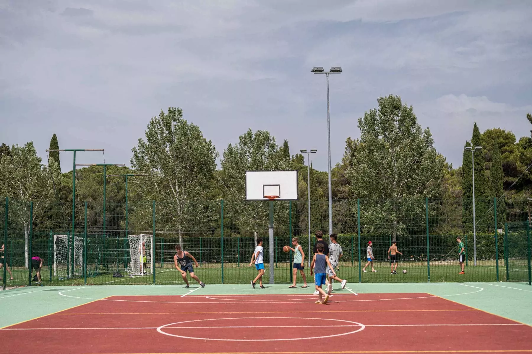 ragazzi che giocano a basket nel camping resort Bivillage