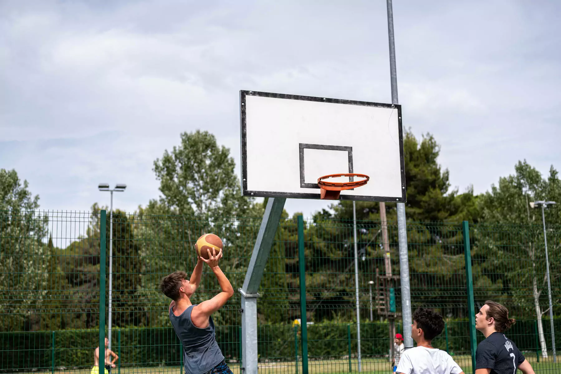 campi basket bivillage croazia 09 ragazzo che sta per fare canestro