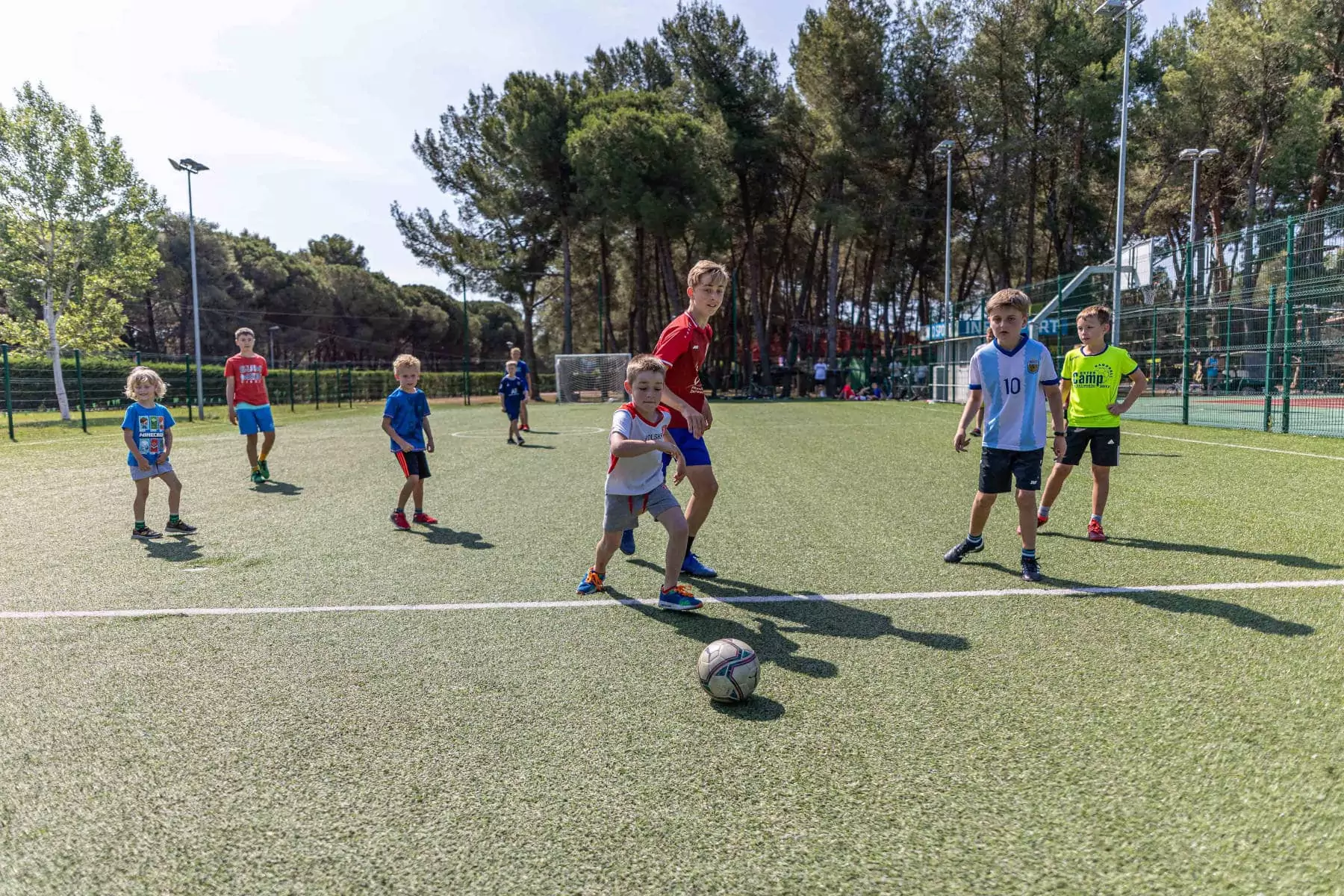 bambini che giocano a calcetto al camping resort BiVillage