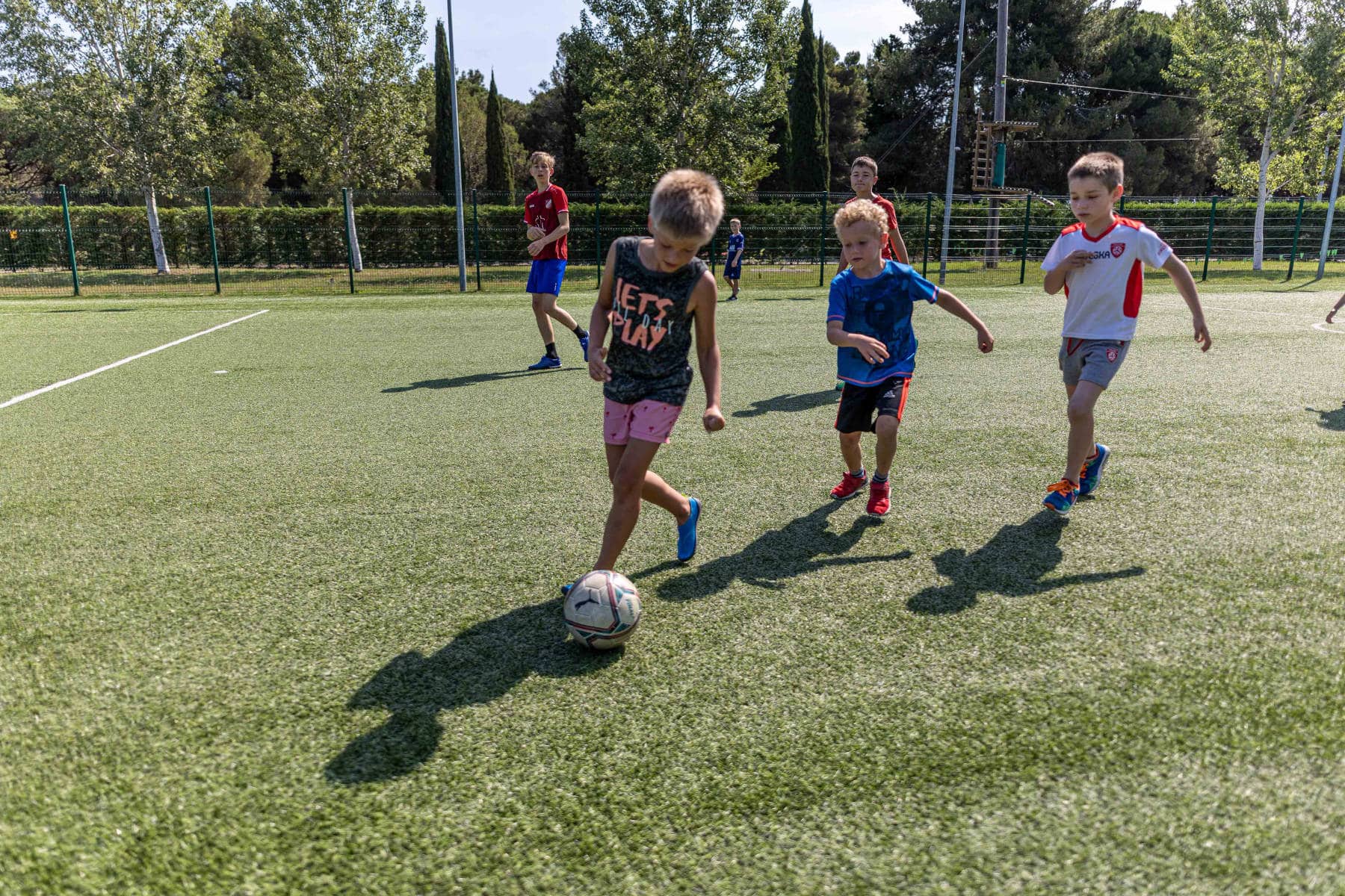 bambini che giocano a calcio al villaggio vacanze bivillage