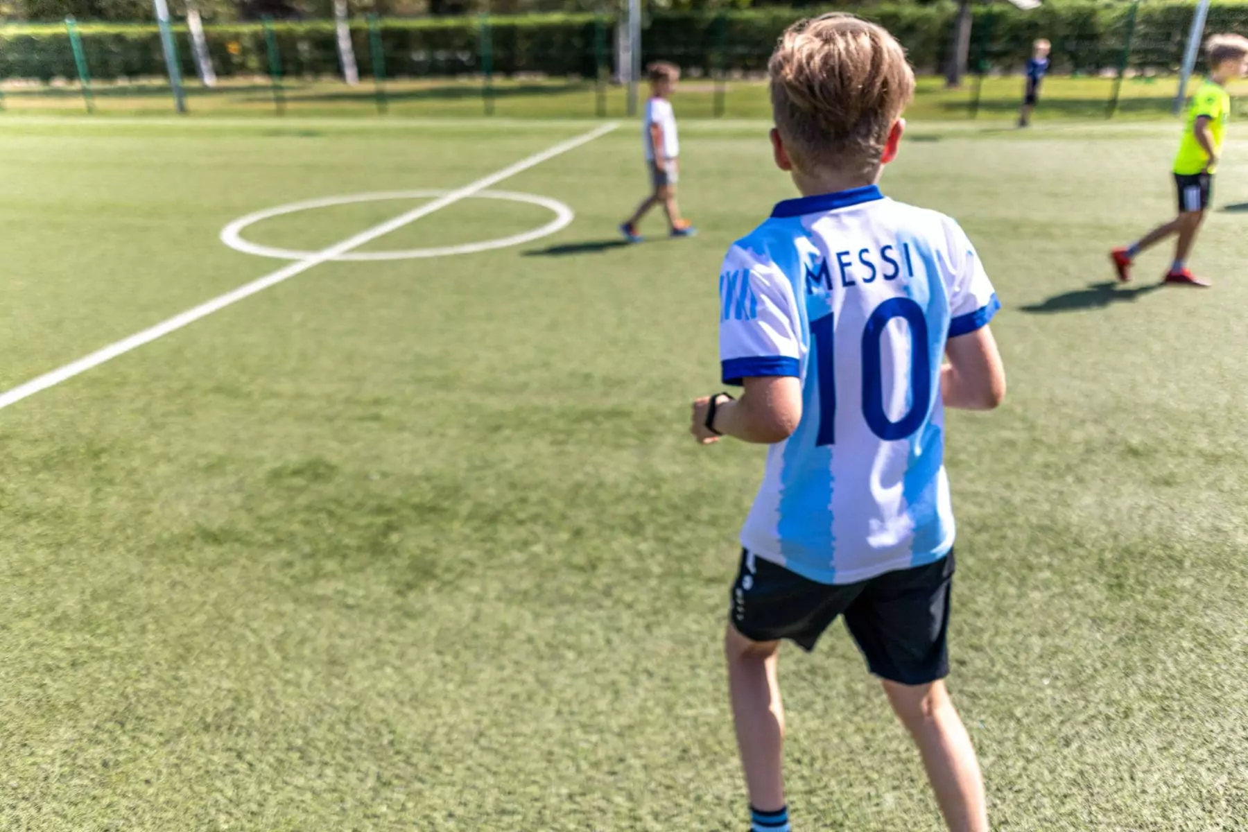 bambino con maglietta di messi sul campo da calcetto in campeggio in croazia