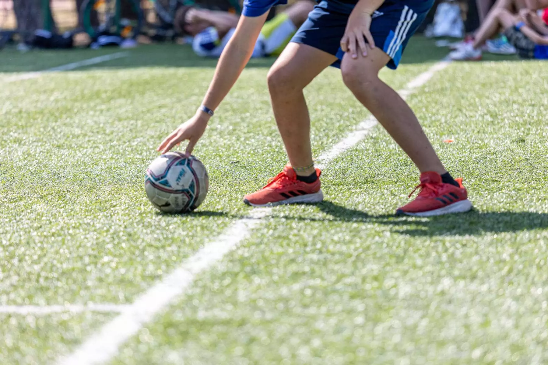 ragazzo posiziona la palla da calcio nel campetto