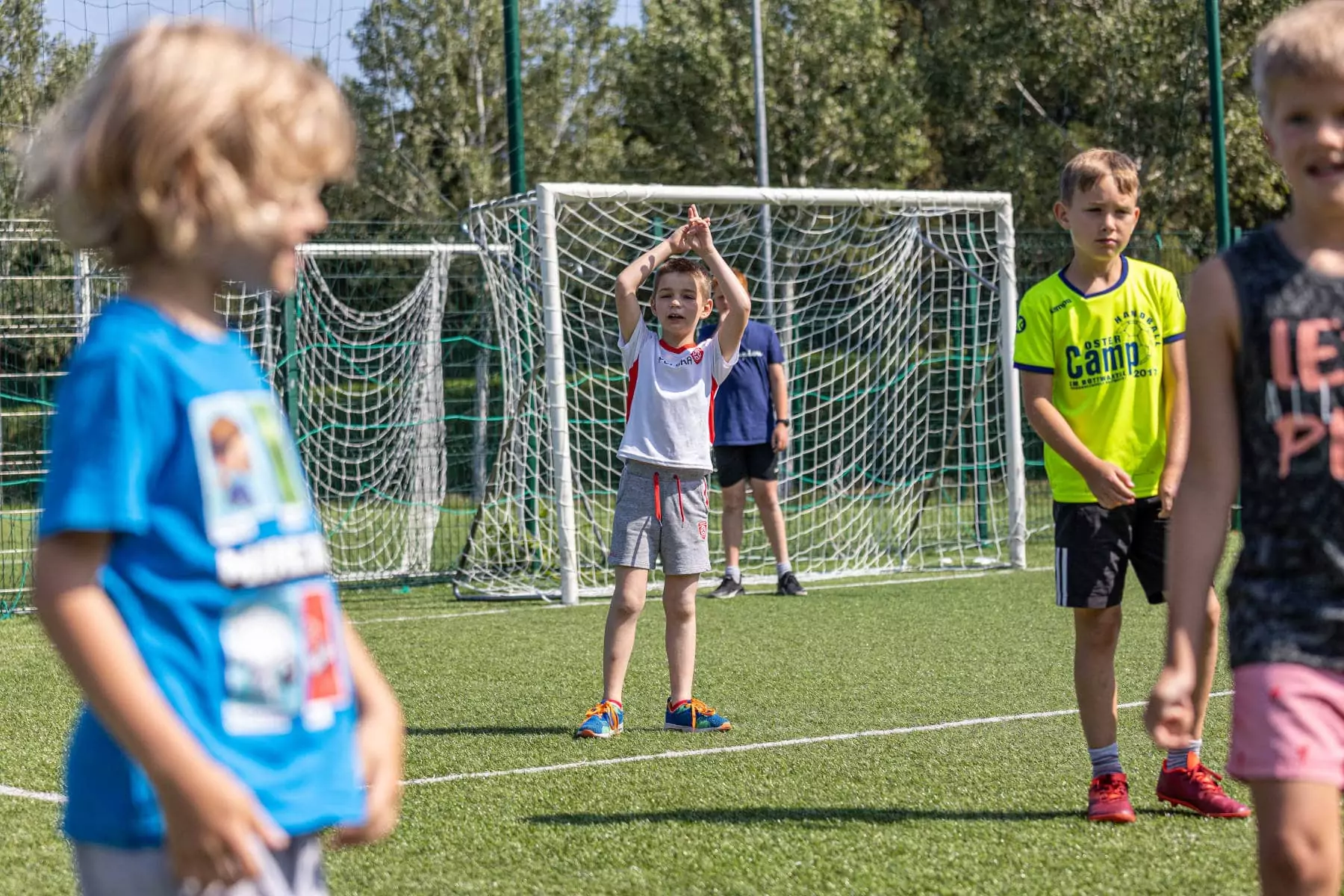 bambini nell'area di rigore del campo da calcetto