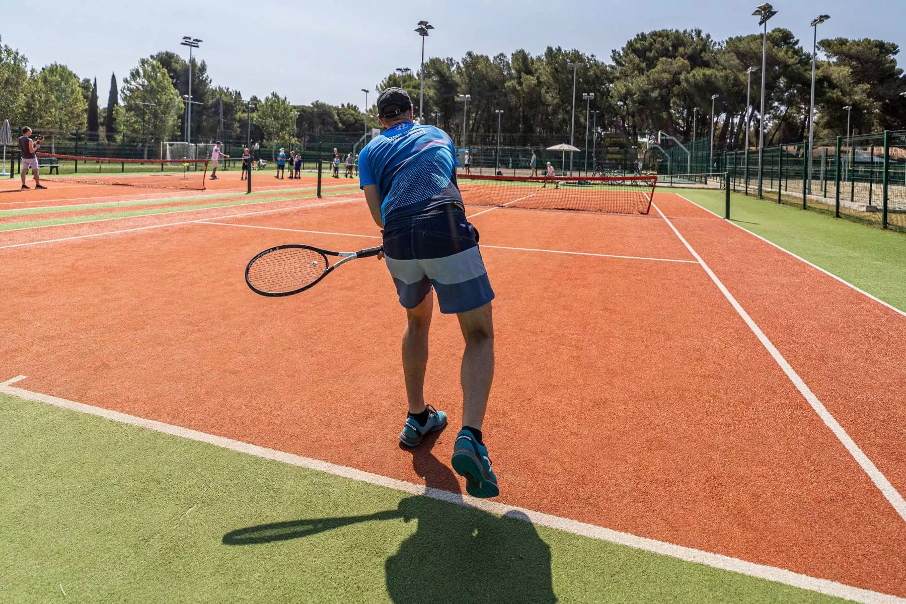 ragazzo che gioca a tennis sul campo sintetico