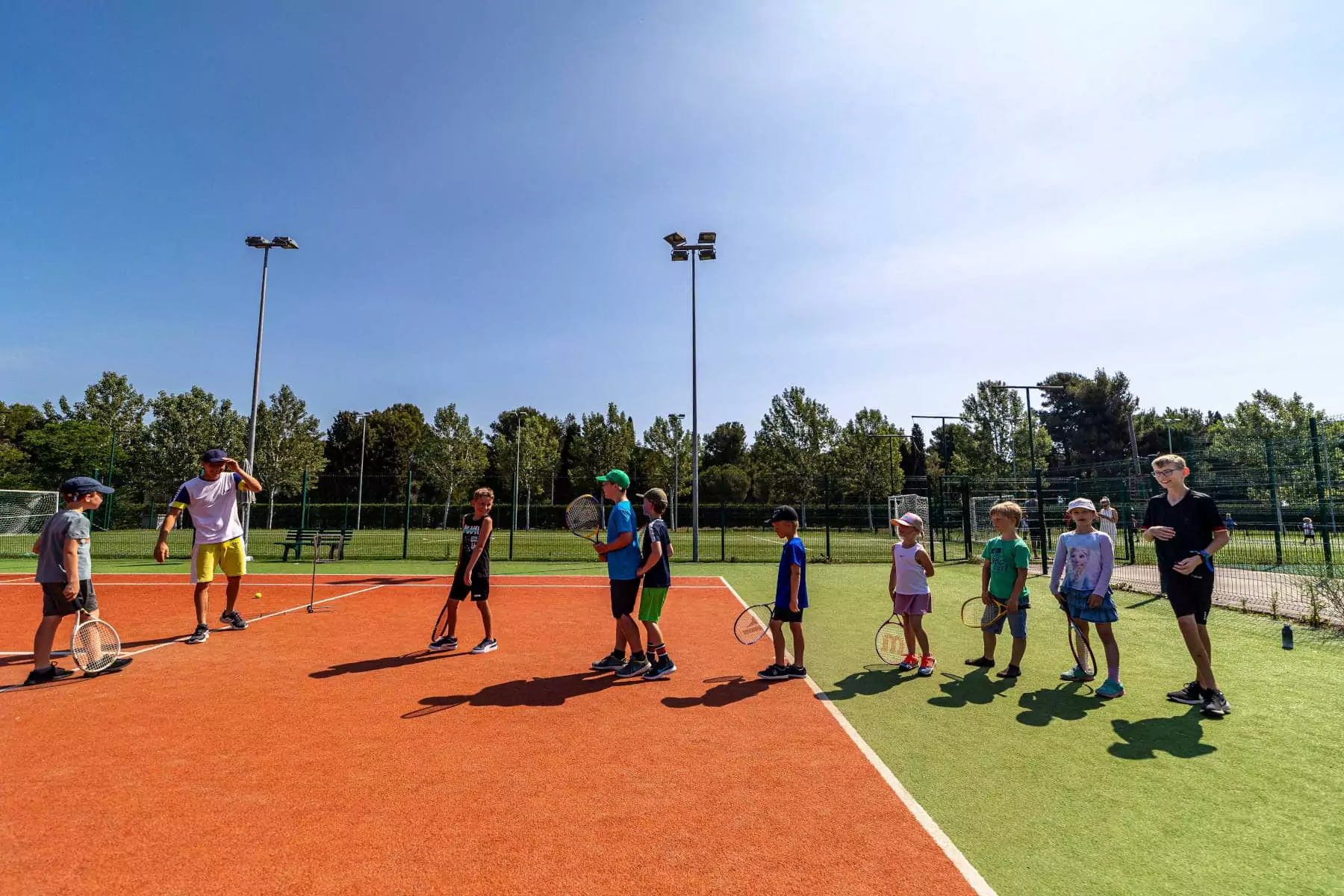 bambini che aspettano in fila per giocare a tennis al bivillage camping resort di fazana