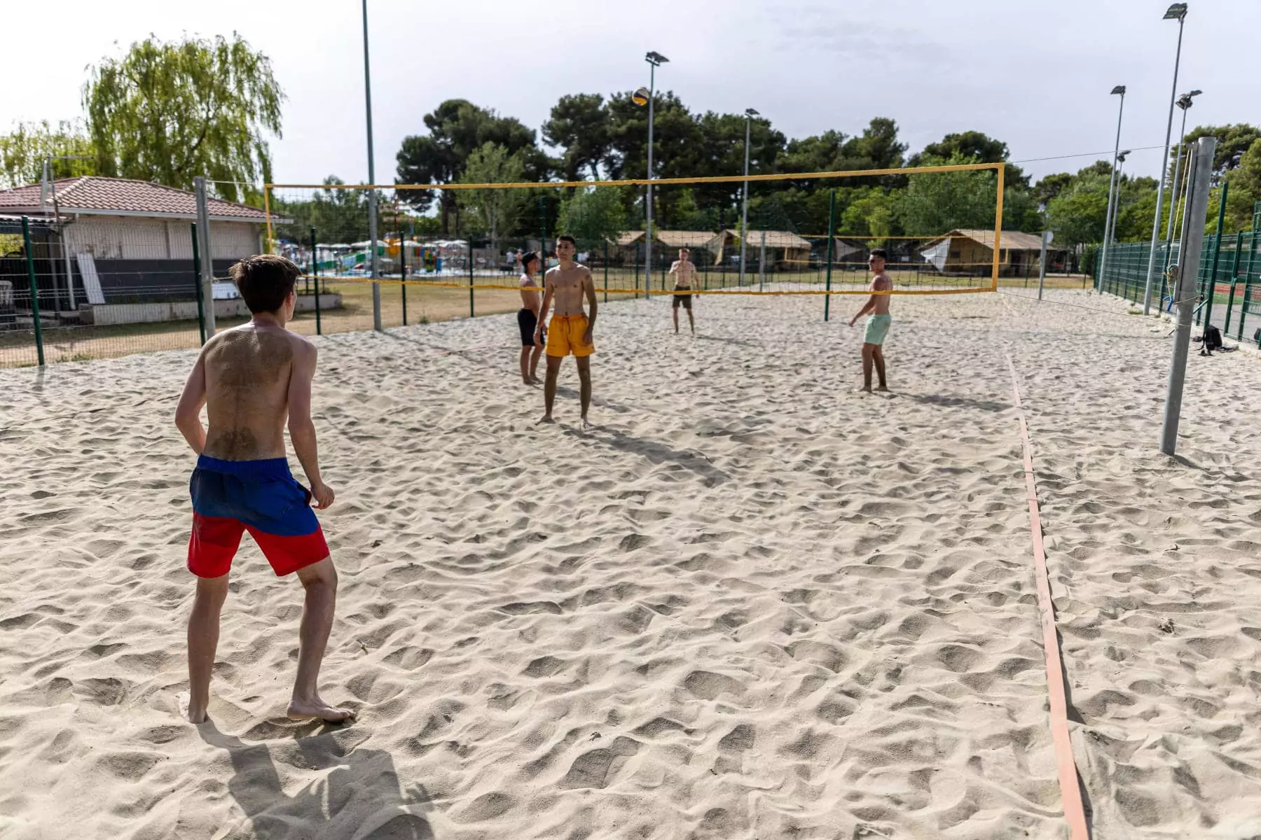 ragazzi che giocano a beach volley al bivillage