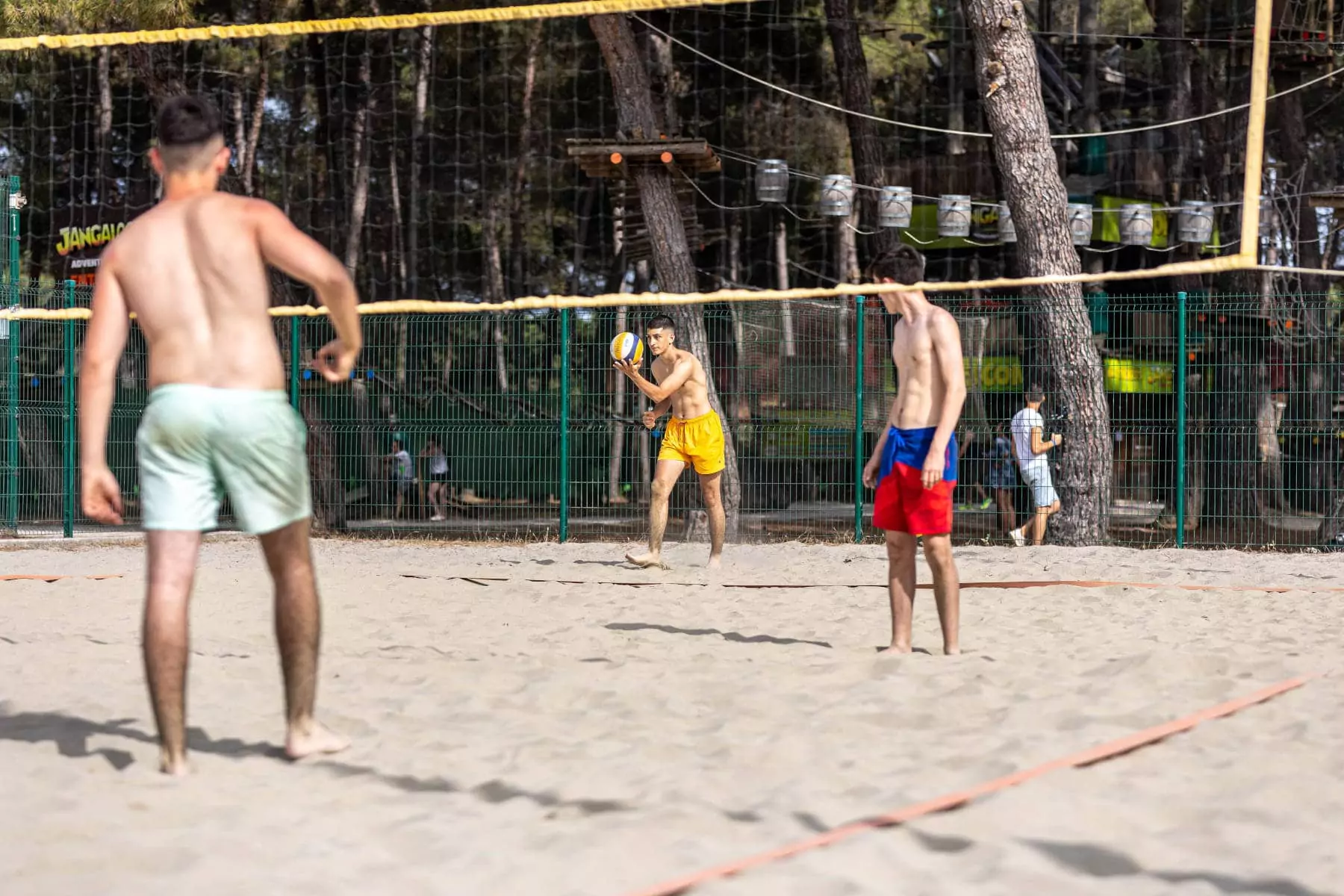 ragazzo che batte il servizio di beach volley