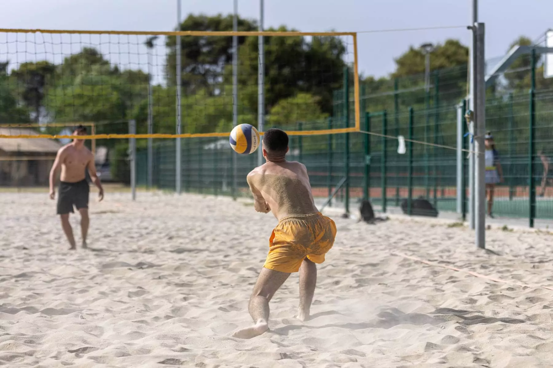 ragazzo che prende in bagher la palla da beach volley