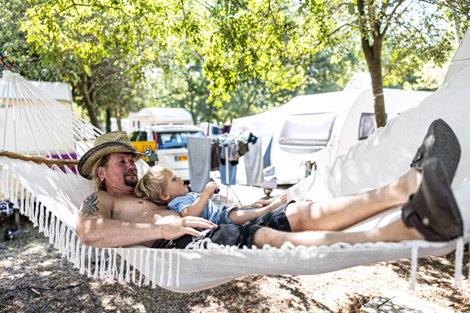 camping per famiglie bivillage croazia 08 papà e figlio su amaca in piazzola al bivillage