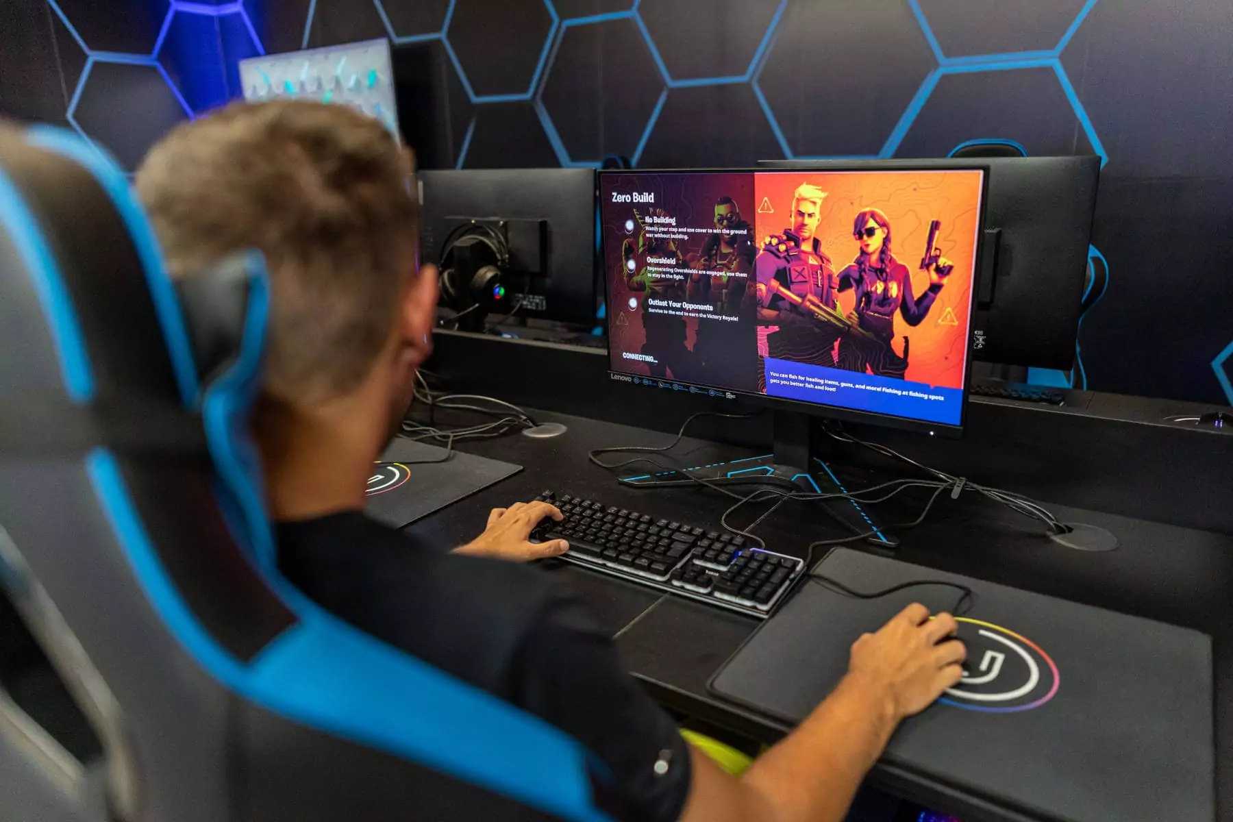 giocare al pc al campeggio bivillage in istria ragazzo che gioca al pc al bivillage