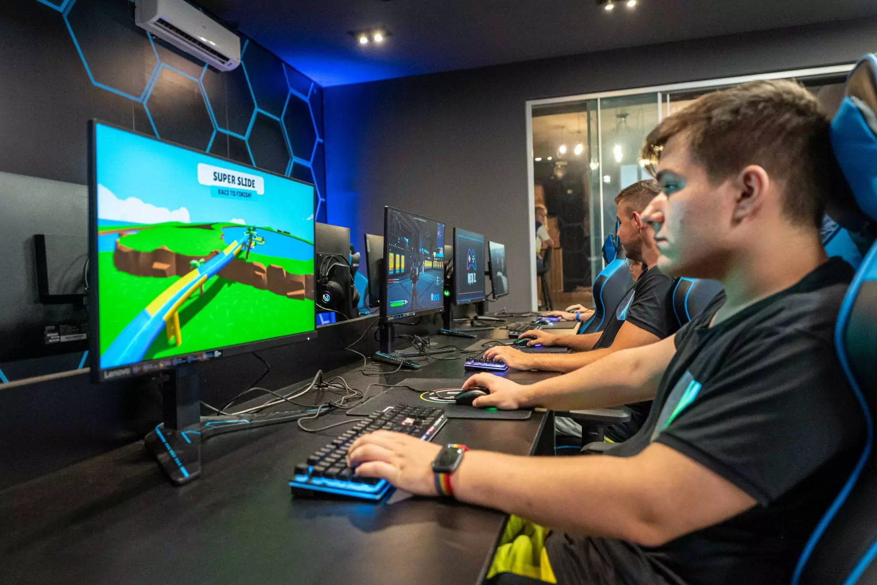 pc gaming nella game room del bivillage in istria ragazzi che giocano al pc in villaggio