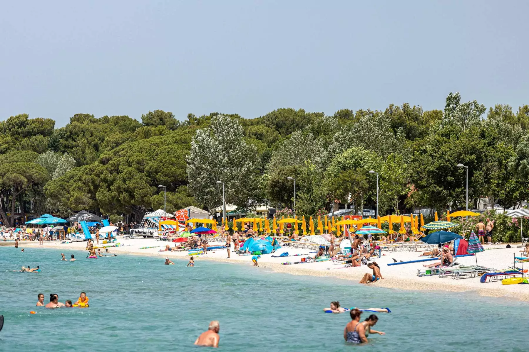 vista su mare, spiaggia e pineta con bagnanti al bivillage