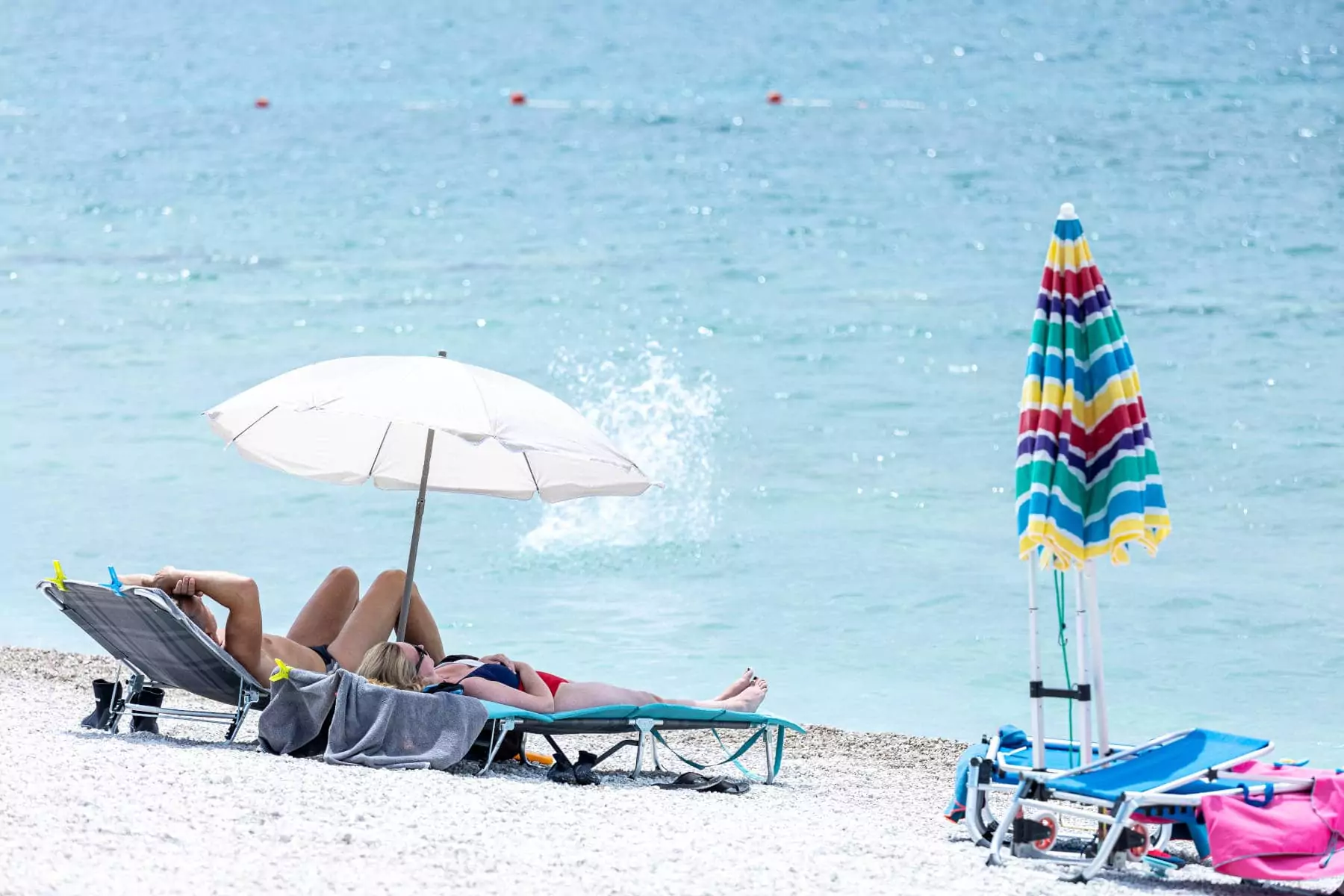 coppia che prende il sole in riva al mare adriatico