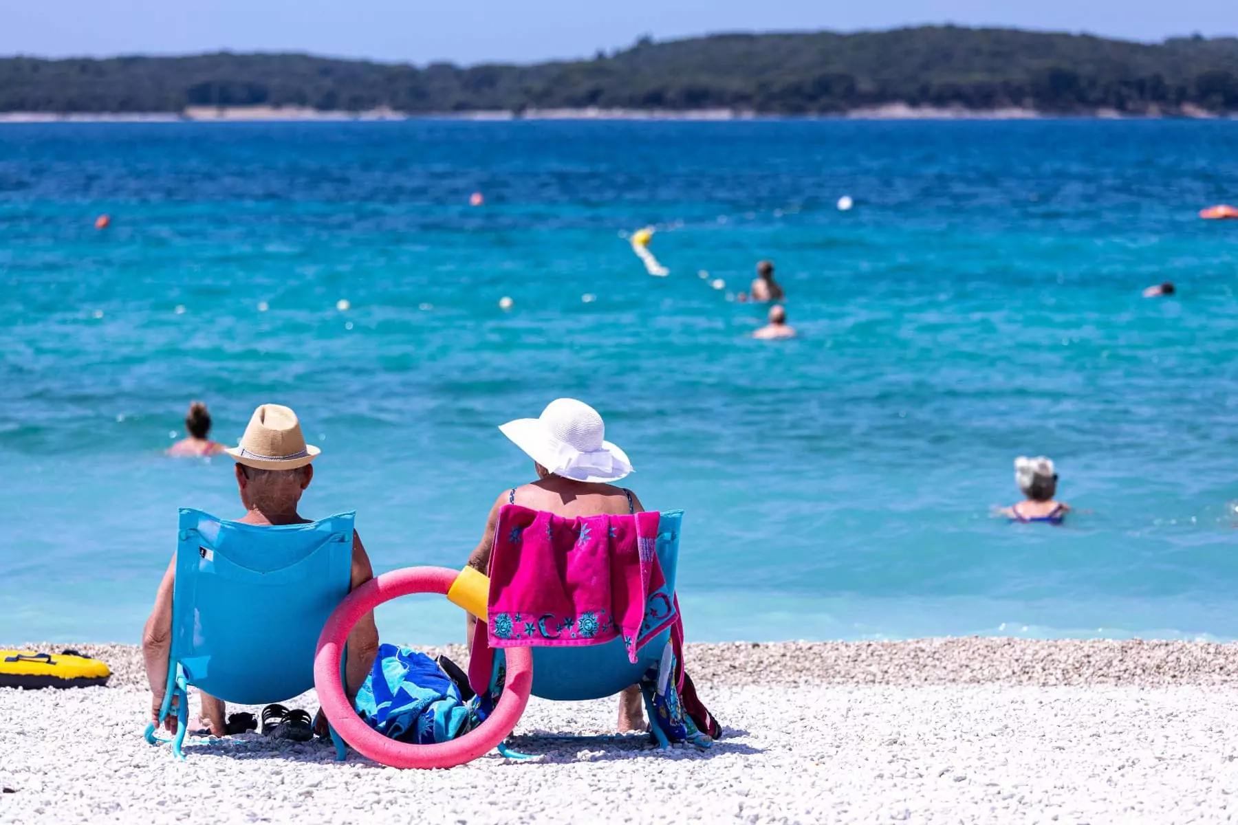 coppia di anziani su sdraio che guardano il mare