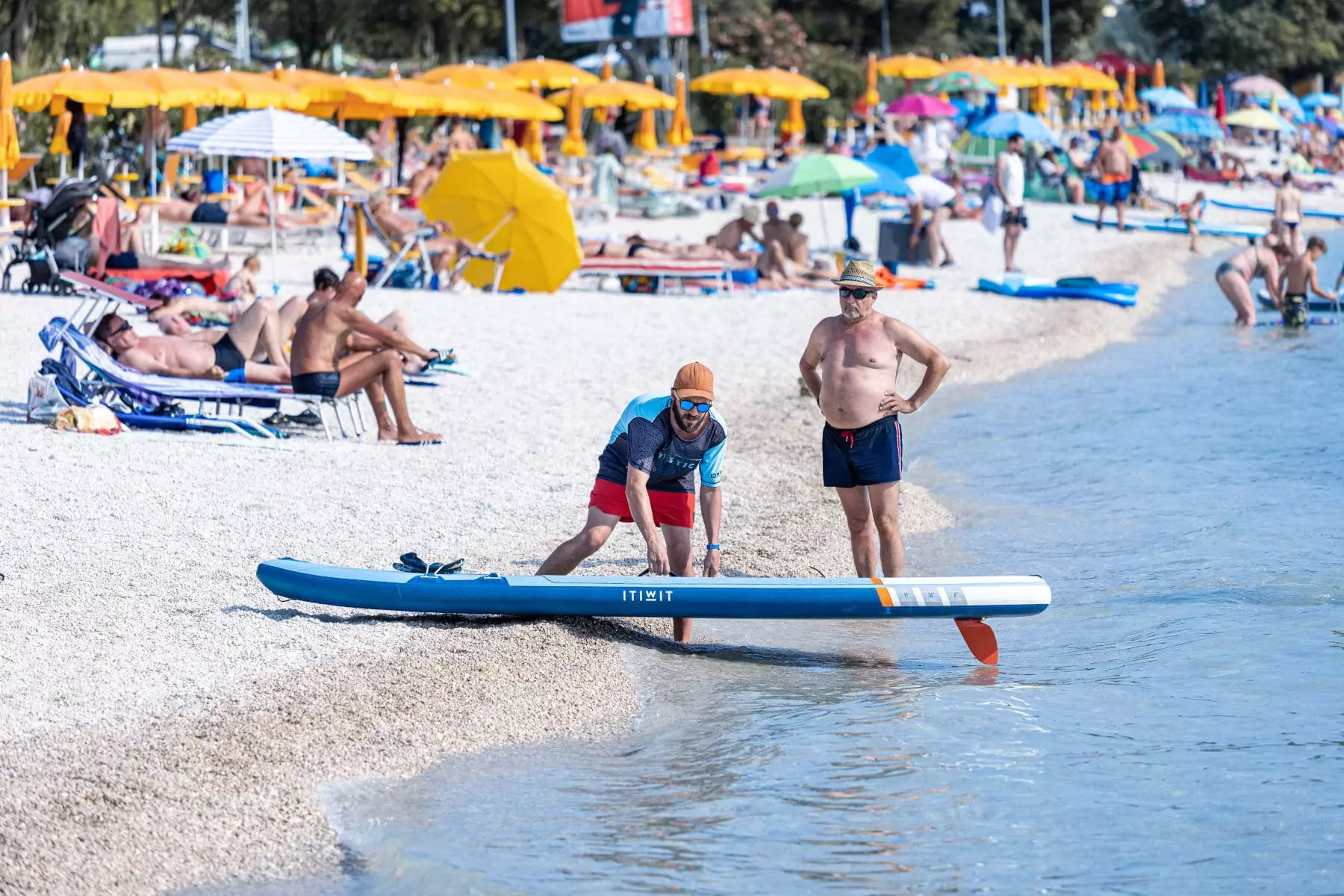 ragazzo con stand up paddle in rival al mare adriatico