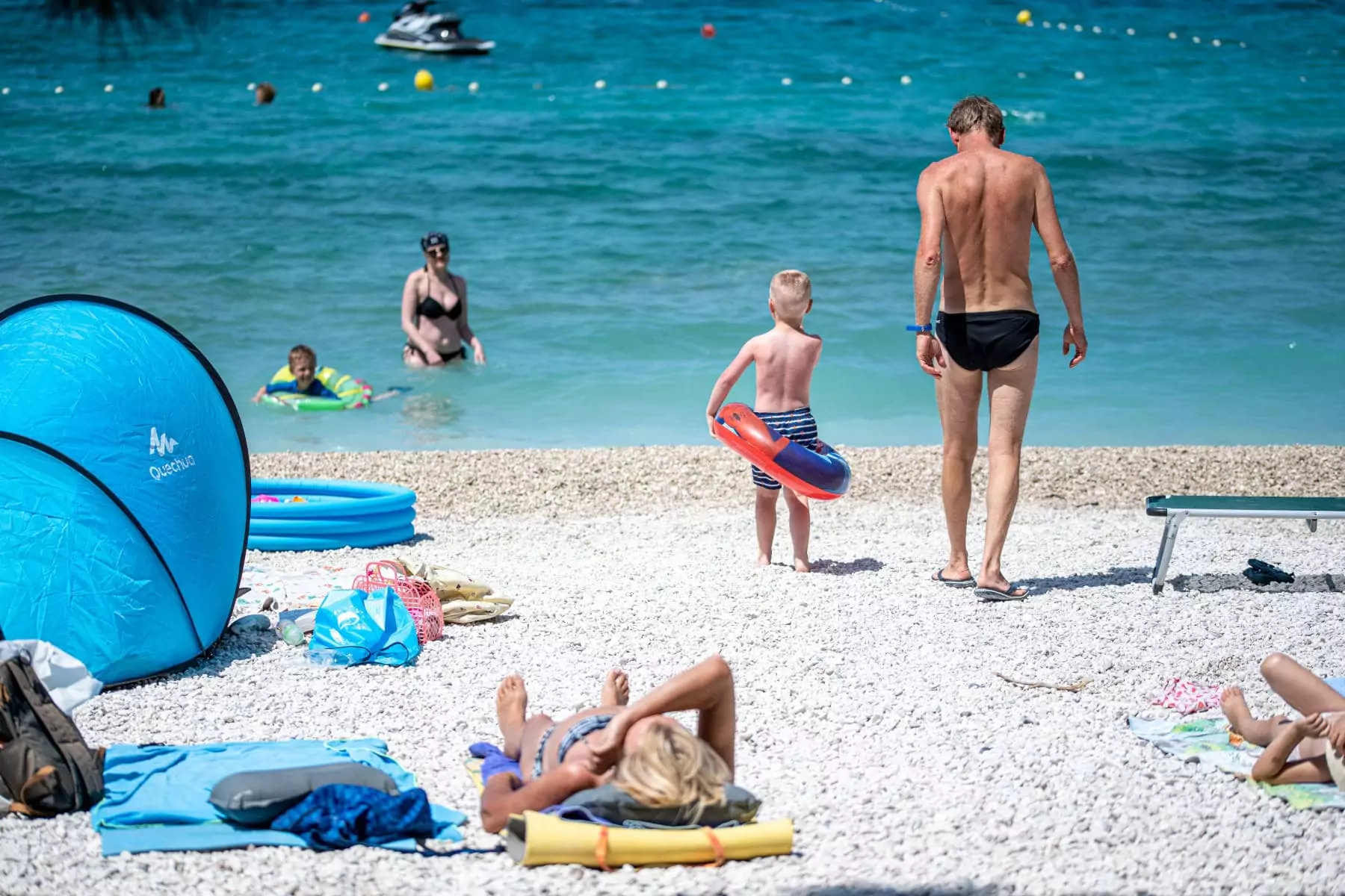 ospiti del villaggio bivillage sulla spiaggia in sassi del villaggio