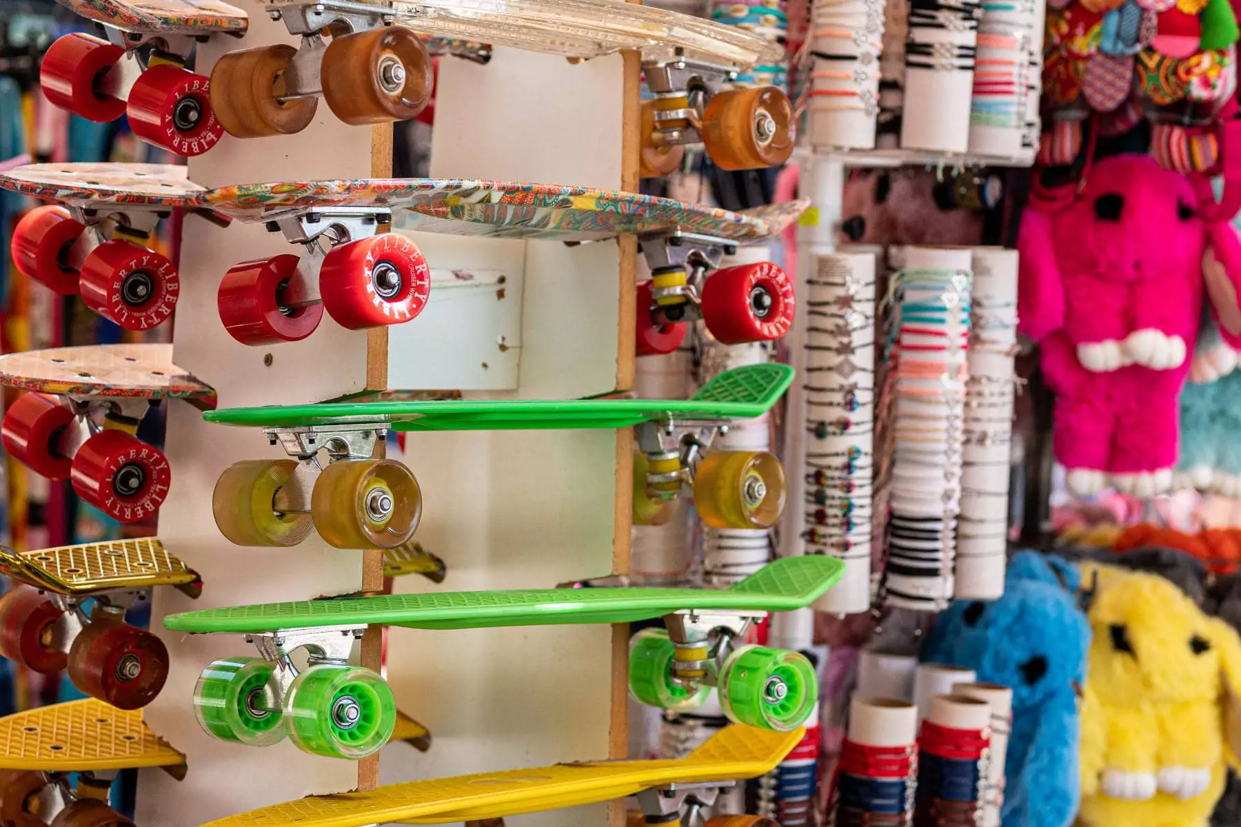negozi bivillage croazia 04 skateboard e braccialetti in vendita nel negozio del campeggio