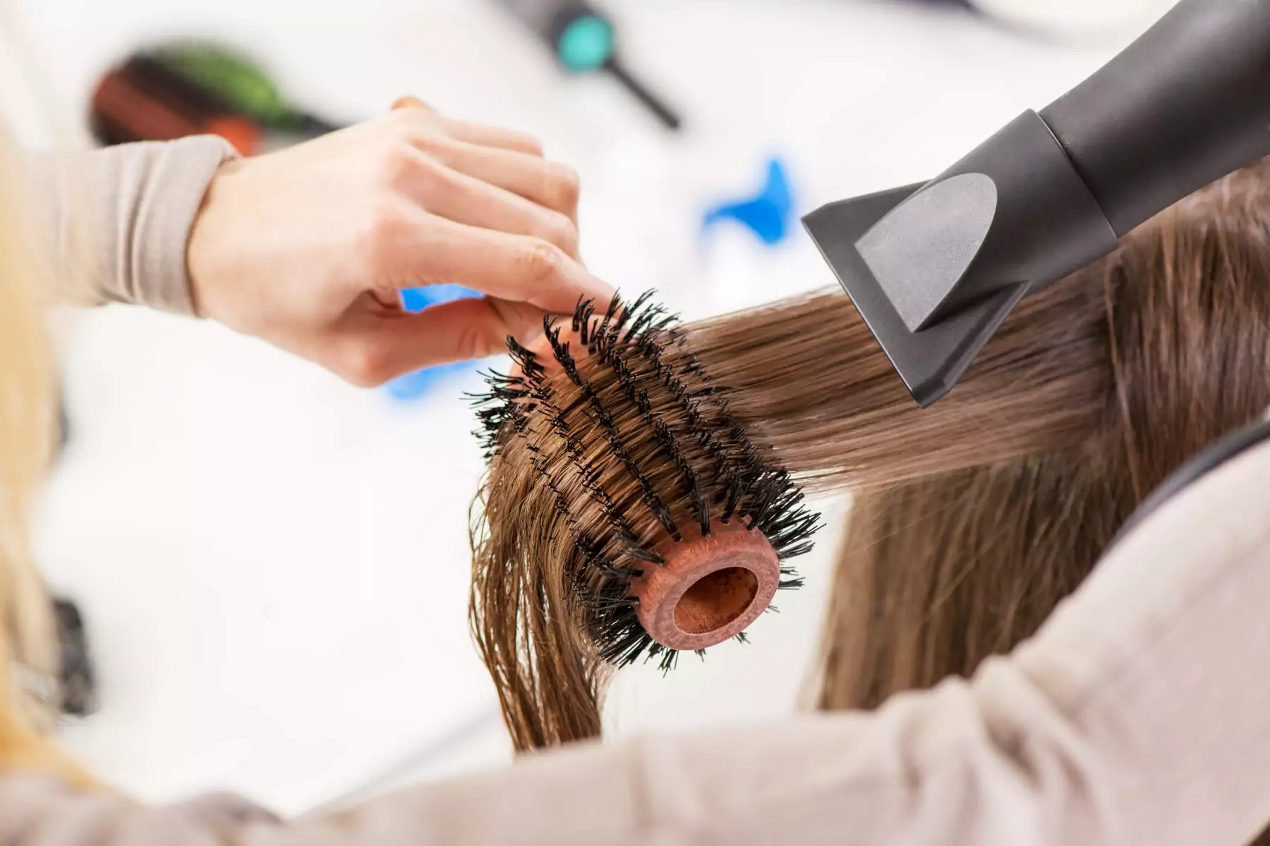 capelli che vengono spazzolati servizio parrucchiera bivillage