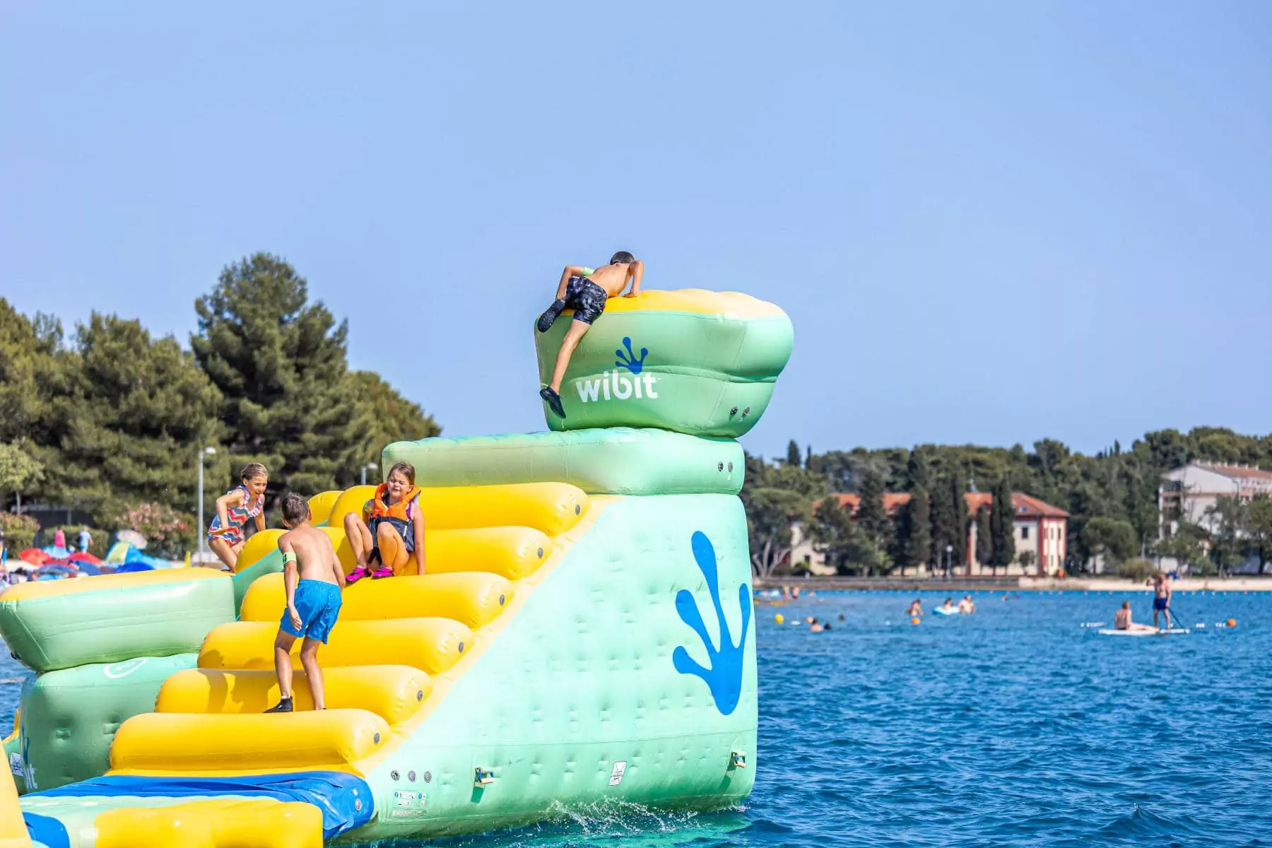 bambini che giocano su waterpark gonfiabile del Bivillage sul mare in Istria