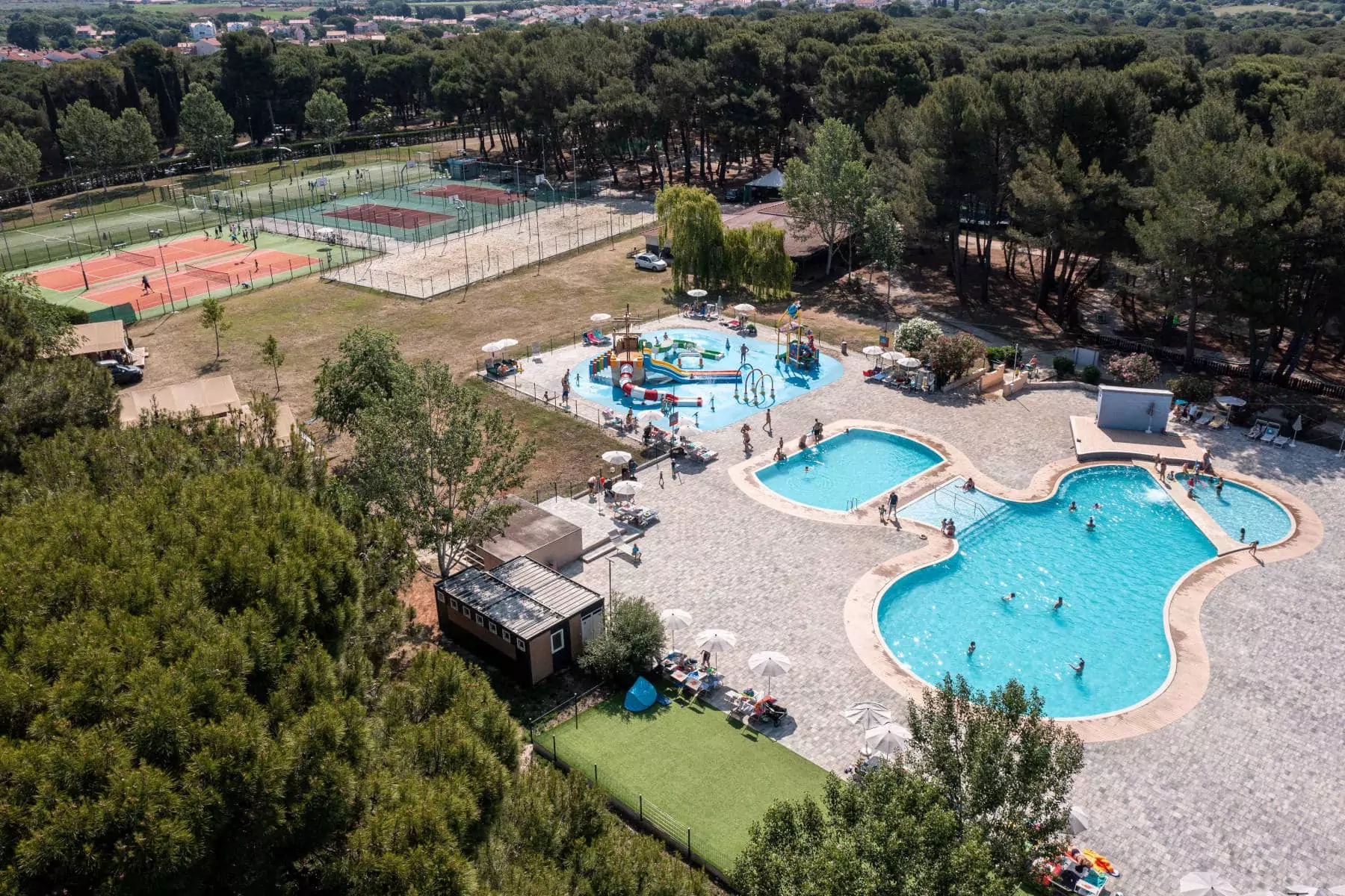 panoramica sulle piscine e campi da gioco del bivillage