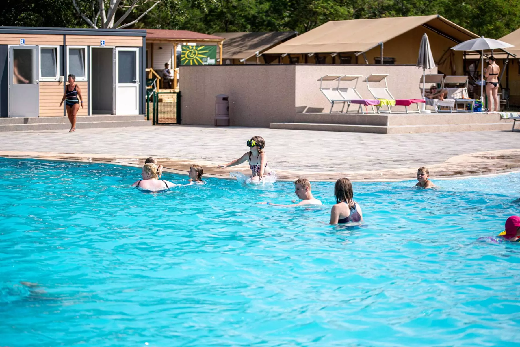 bambini e adulti che giocano in piscina nel centro vacanze