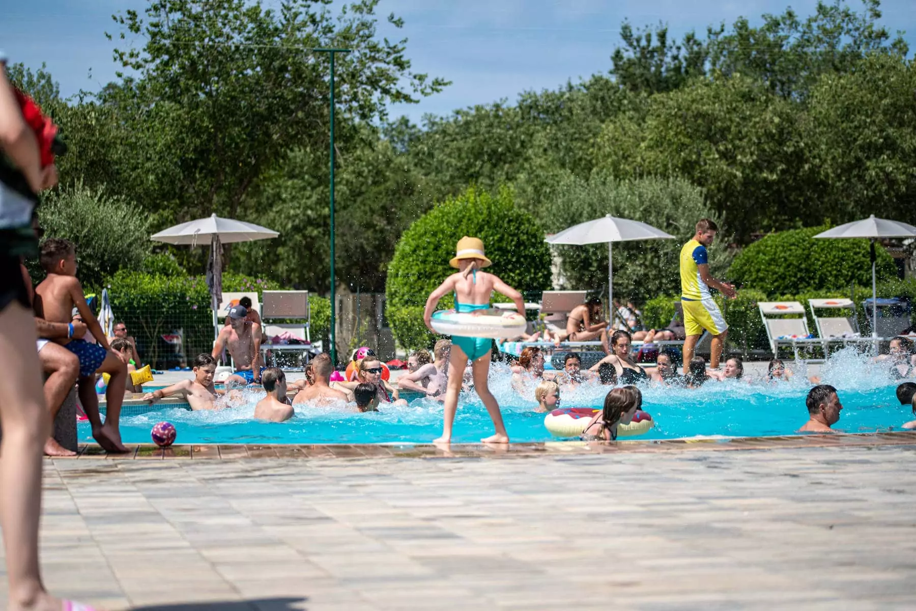 bambina che si sta per tuffare in acqua con salvagente durante corso di acquagym