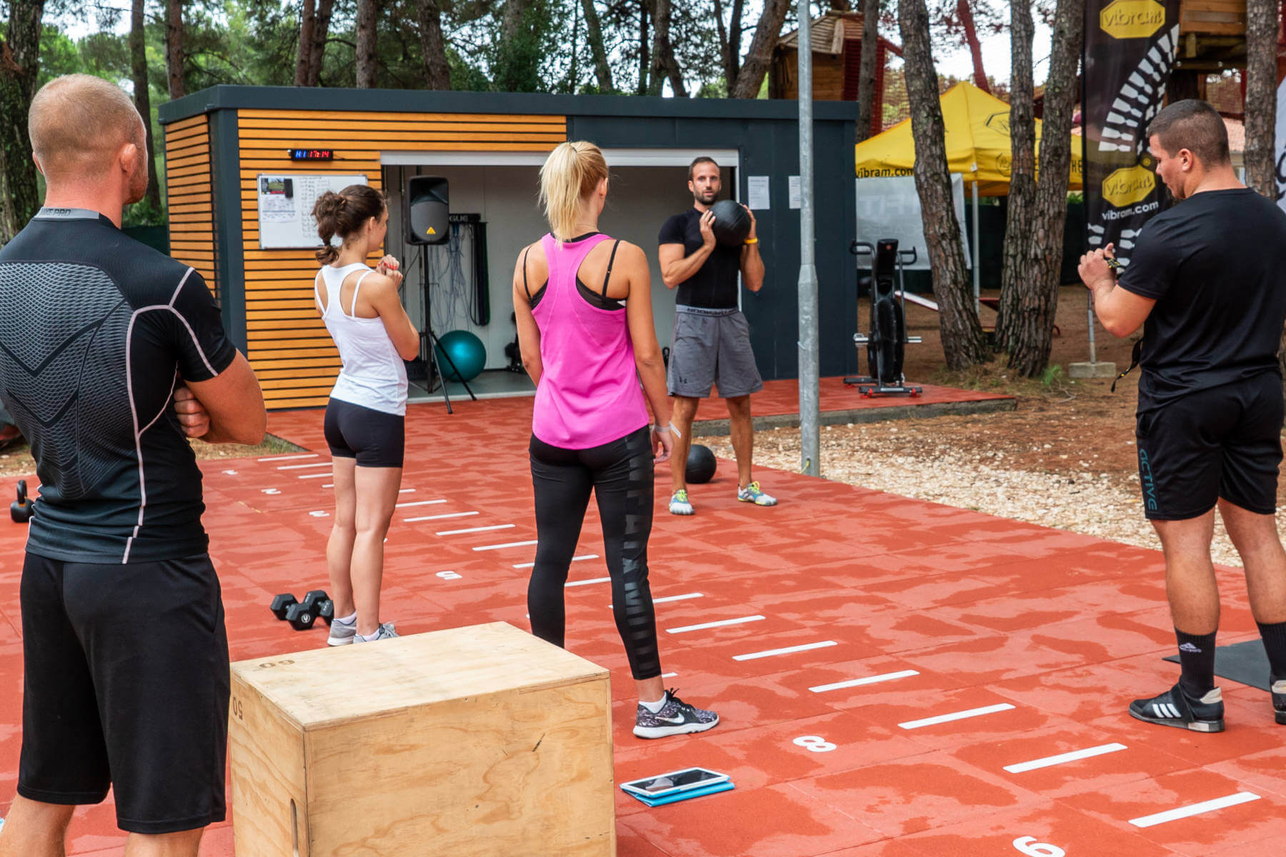 attività fisica di gruppo al bivillage croazia allenamento di gruppo nella palestra all'aperto del camping bivillage