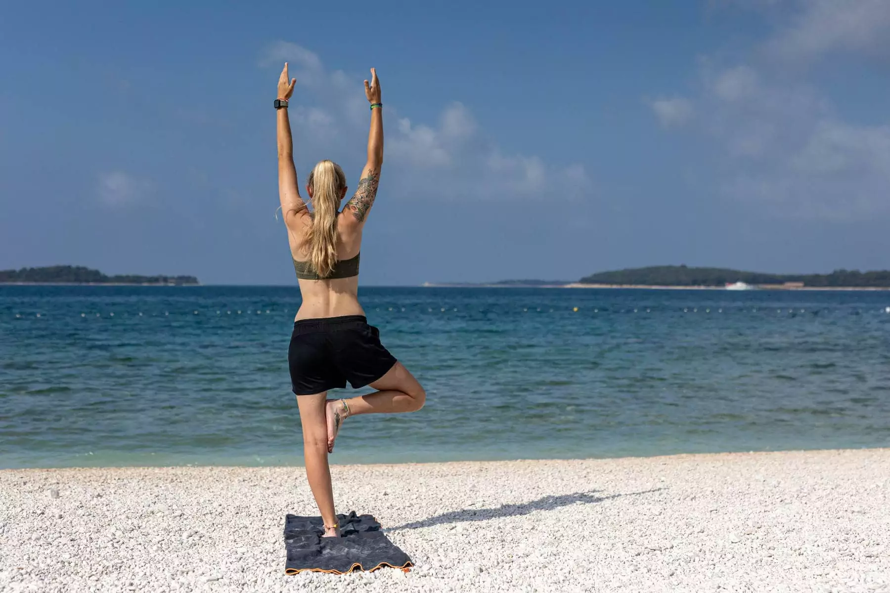 ragazza che fa yoga di fronte al mare adriatico