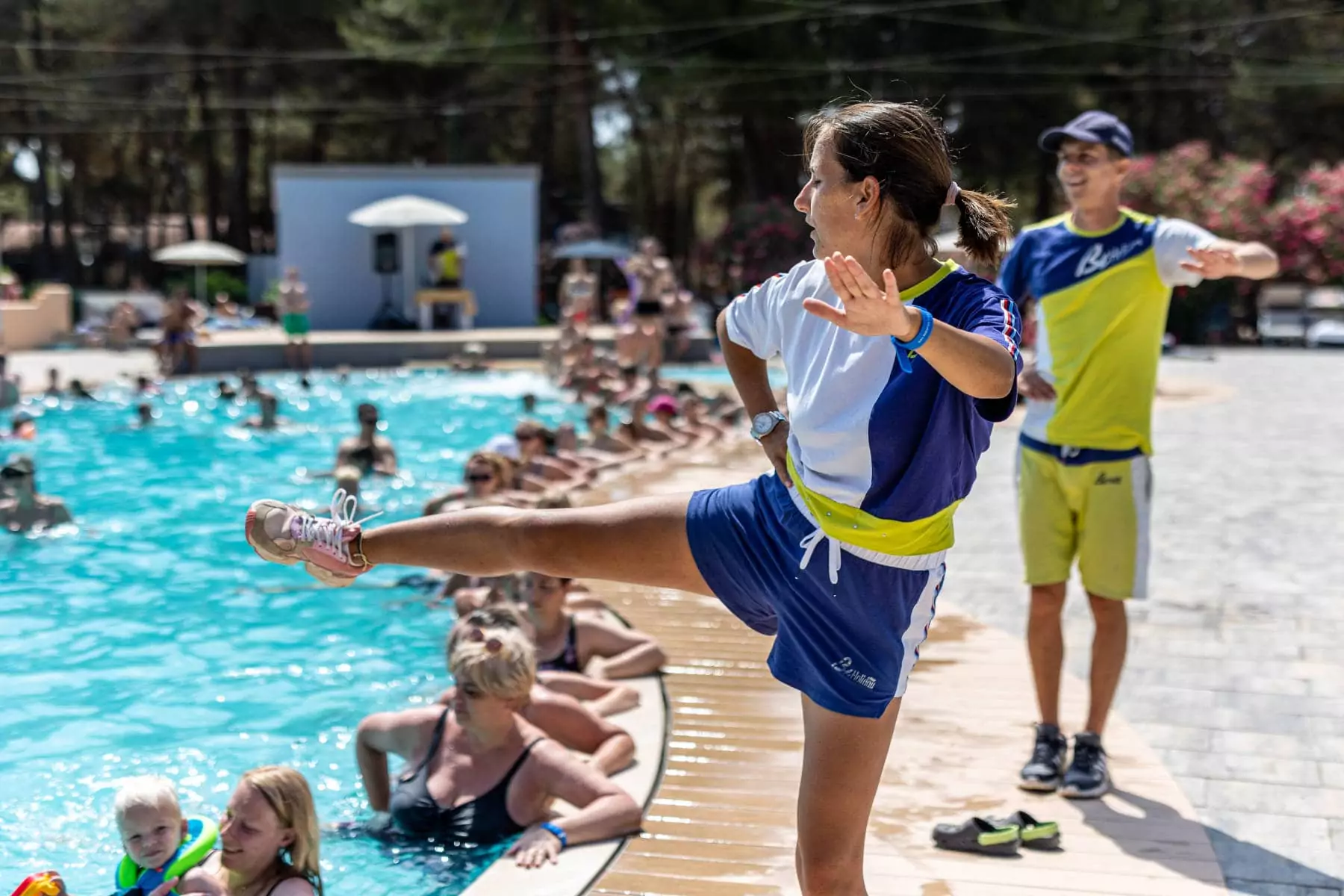 istruttori di acquagym durante il corso al villaggio vacanze