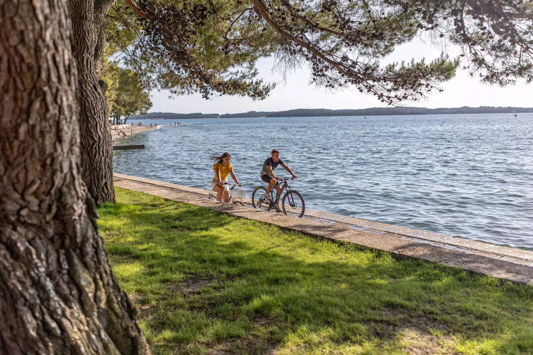 coppia che corre in bicicletta lungo il mare adriatico al bivillage