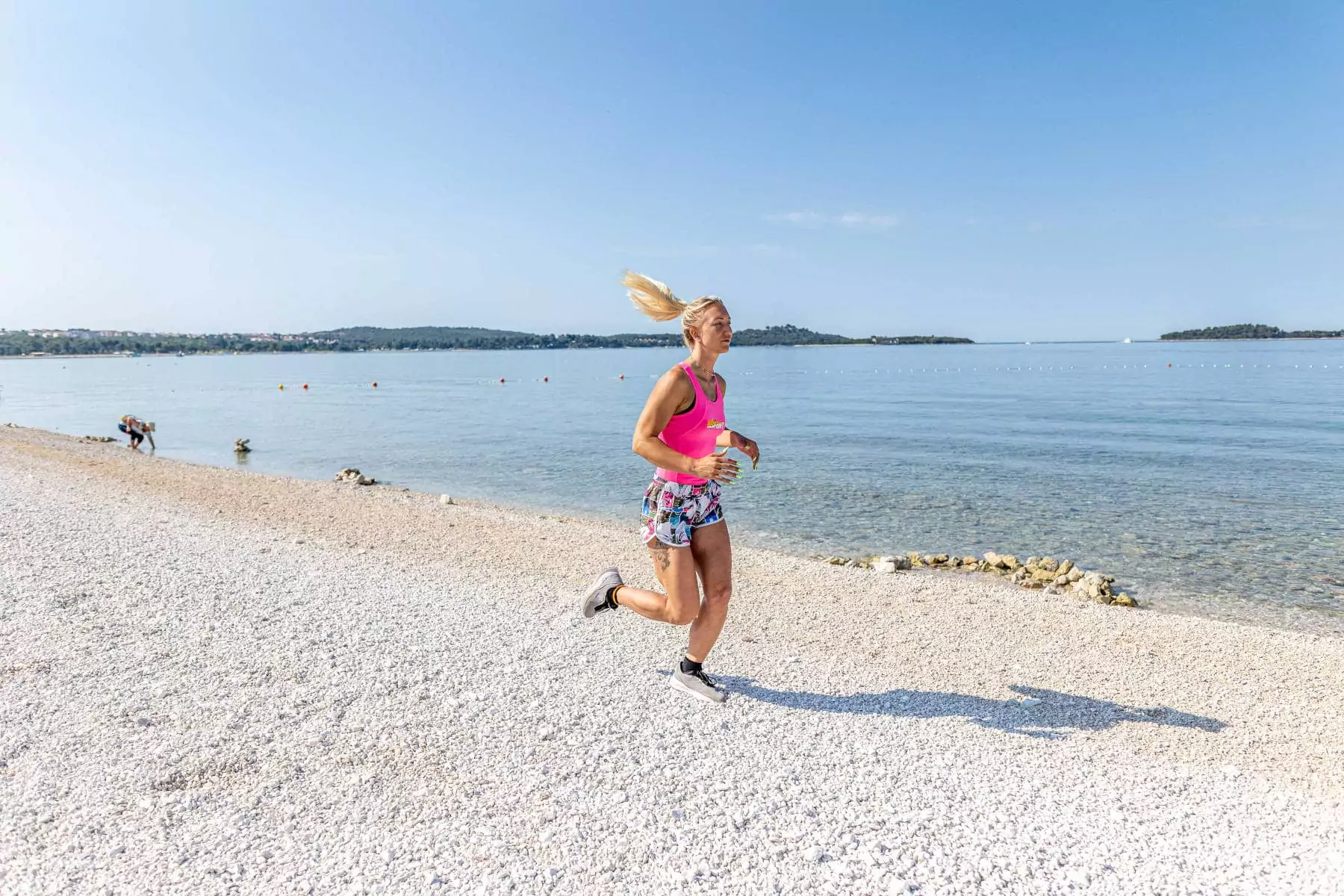 ragazza che corre sulla spiaggia del villaggio vacanze in Istria